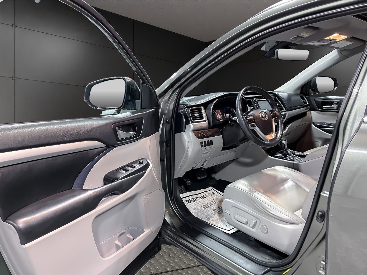 Used 2019 Toyota Highlander XLE image 12