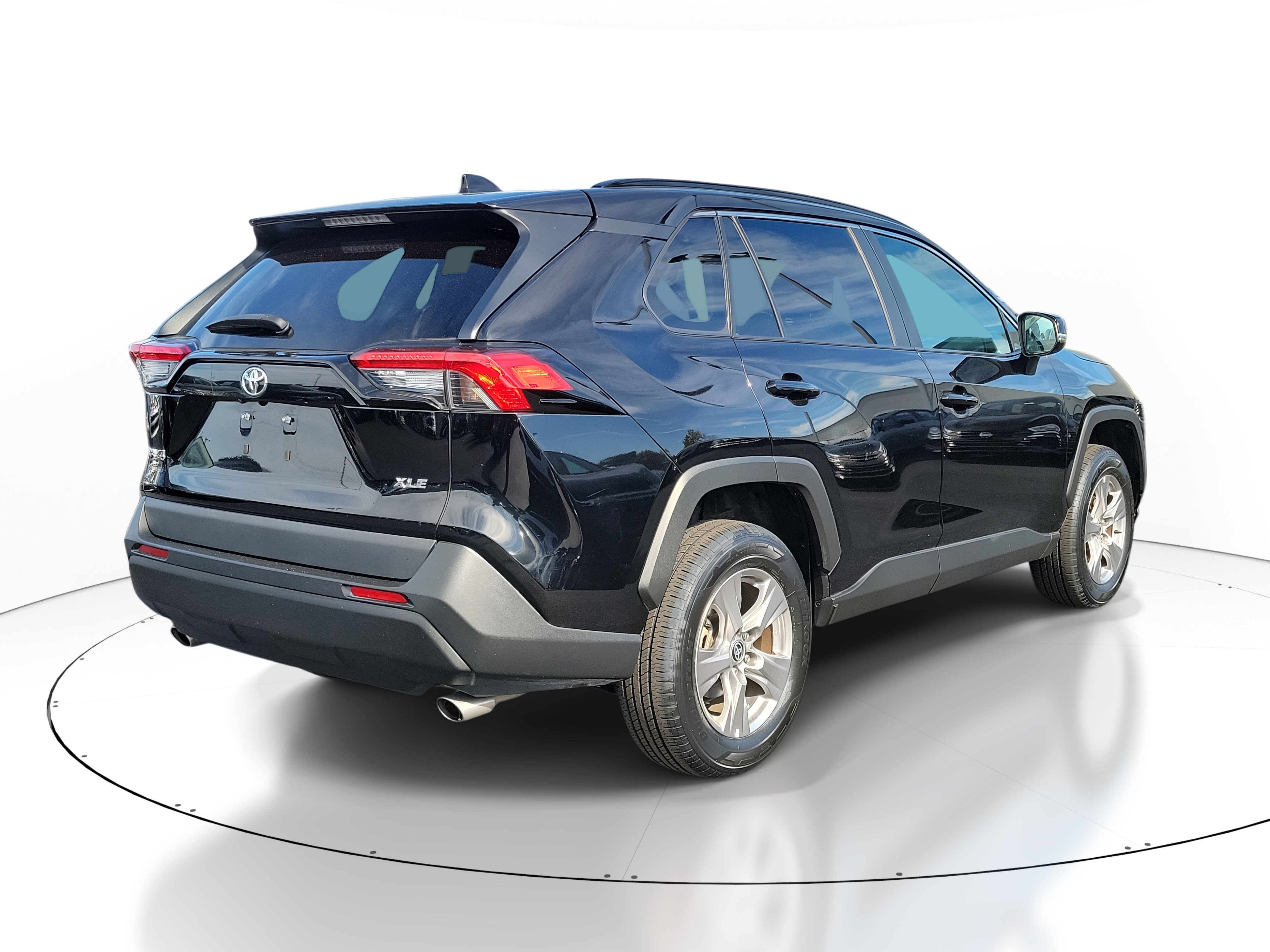 Used 2023 Toyota RAV4 XLE w/ Convenience Package image 4