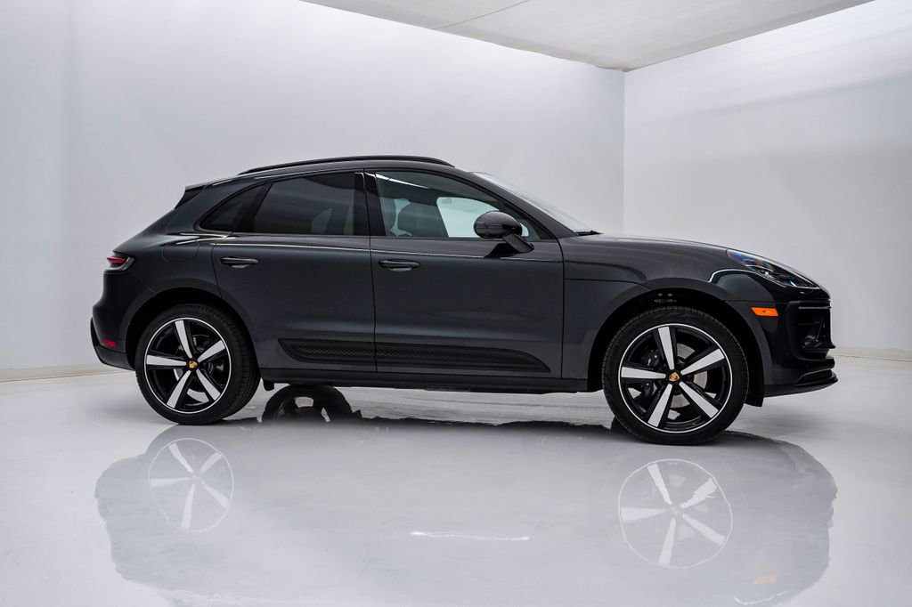 Certified 2025 Porsche Macan image 9