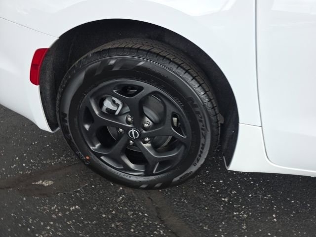 Used 2026 Chrysler Pacifica Premium image 56