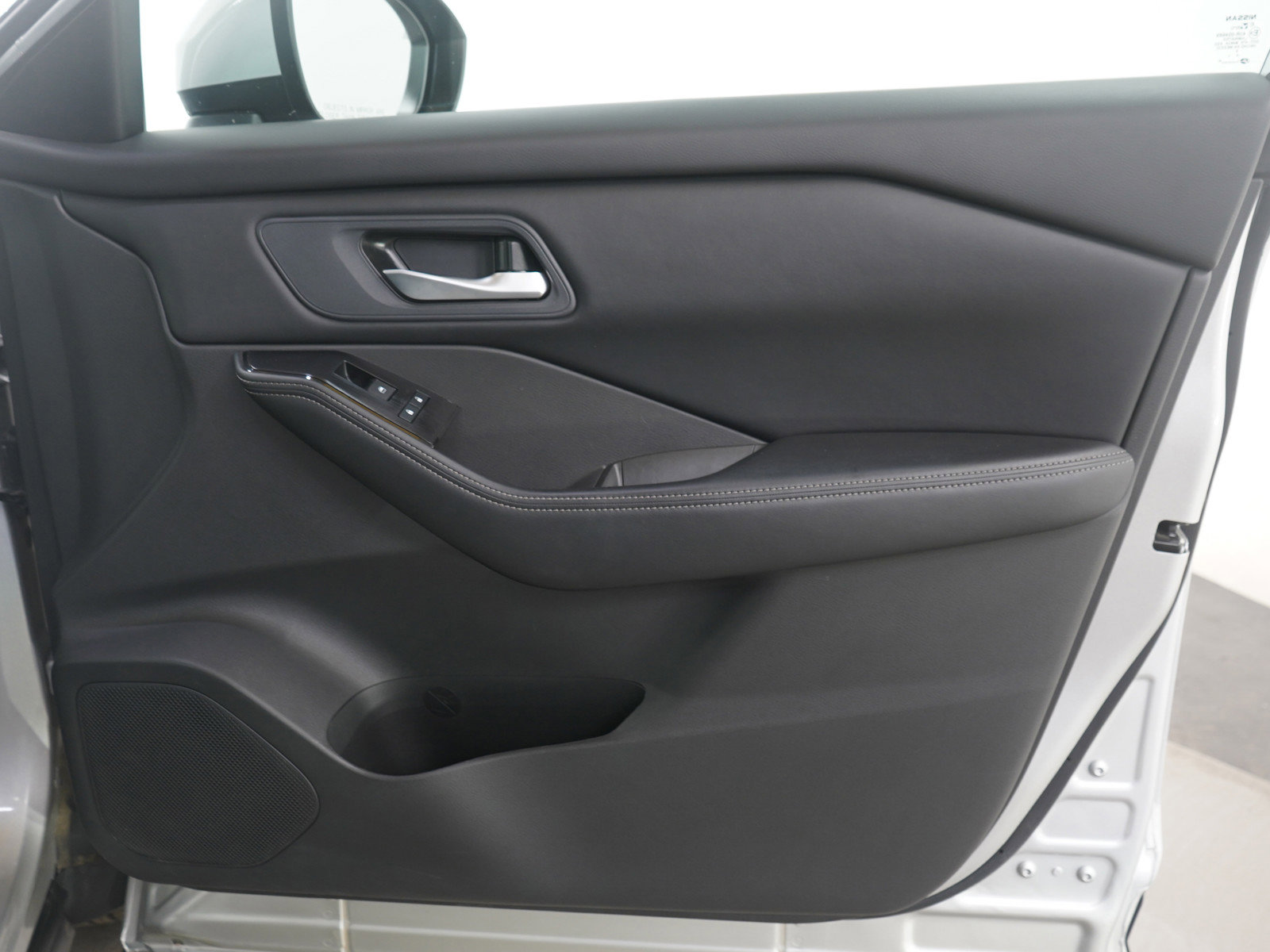 Used 2025 Nissan Rogue SV image 9