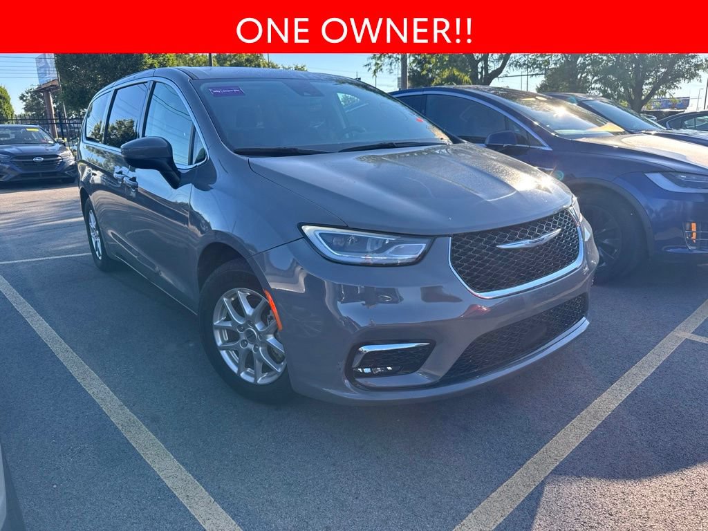 Used 2023 Chrysler Pacifica Touring-L FWD image 3