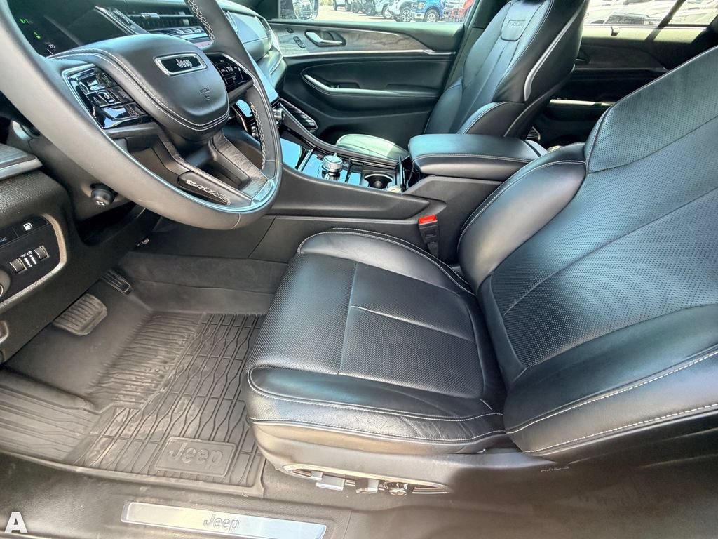 Certified 2024 Jeep Grand Cherokee Overland w/ Luxury Tech Group IV AWD/4WD image 15