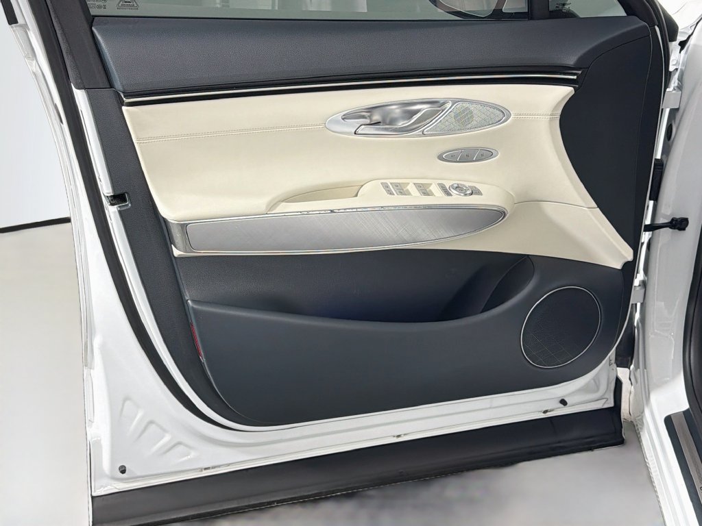 Used 2024 Genesis Electrified GV70 AWD/4WD image 18