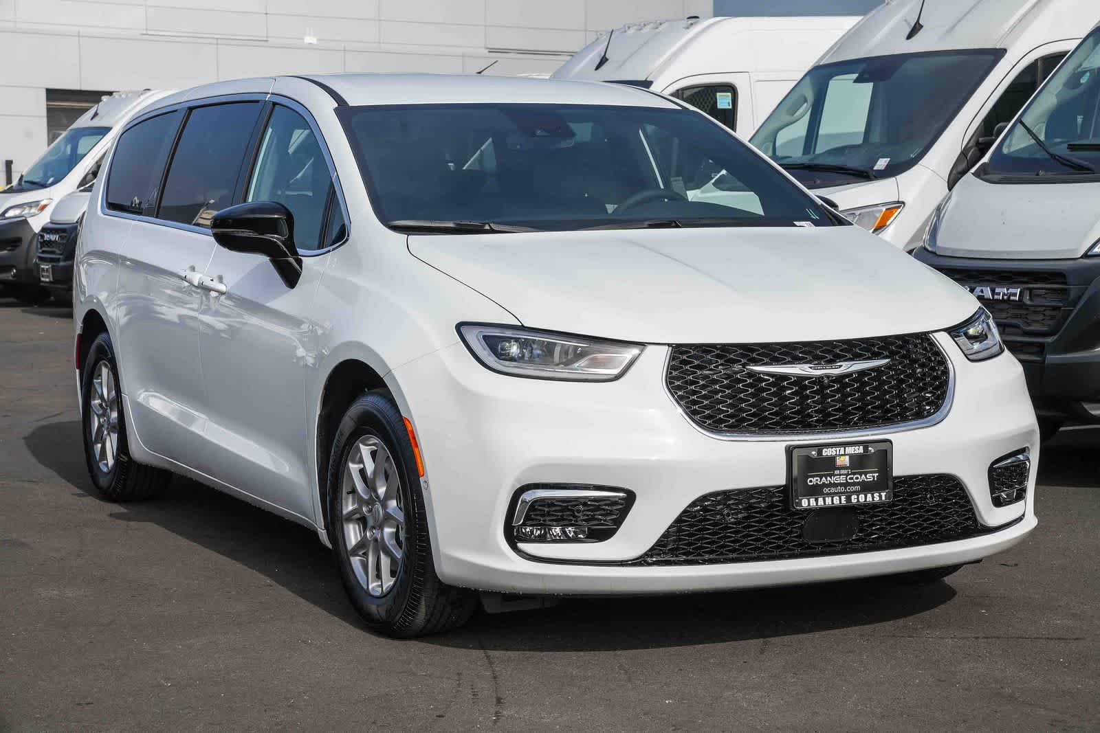 New 2026 Chrysler Pacifica Select FWD image 3
