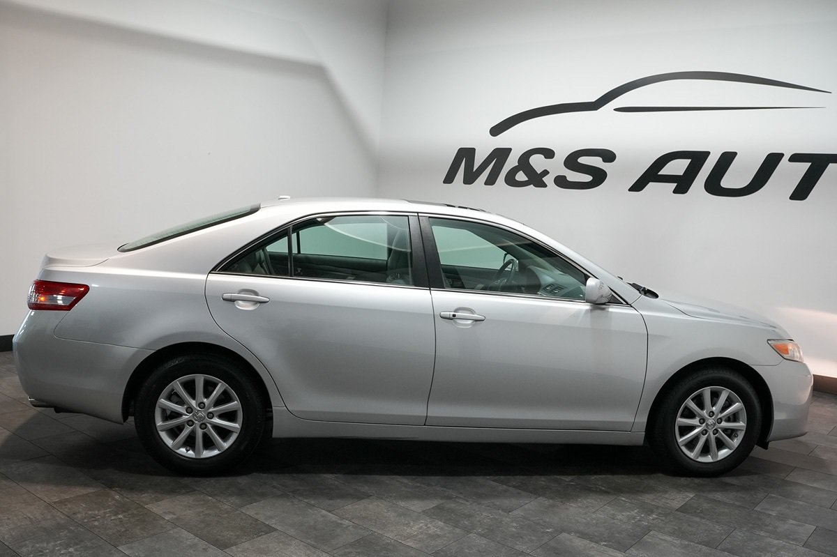 Used 2011 Toyota Camry XLE w/ SE/XLE Extra-Value Pkg FWD image 9