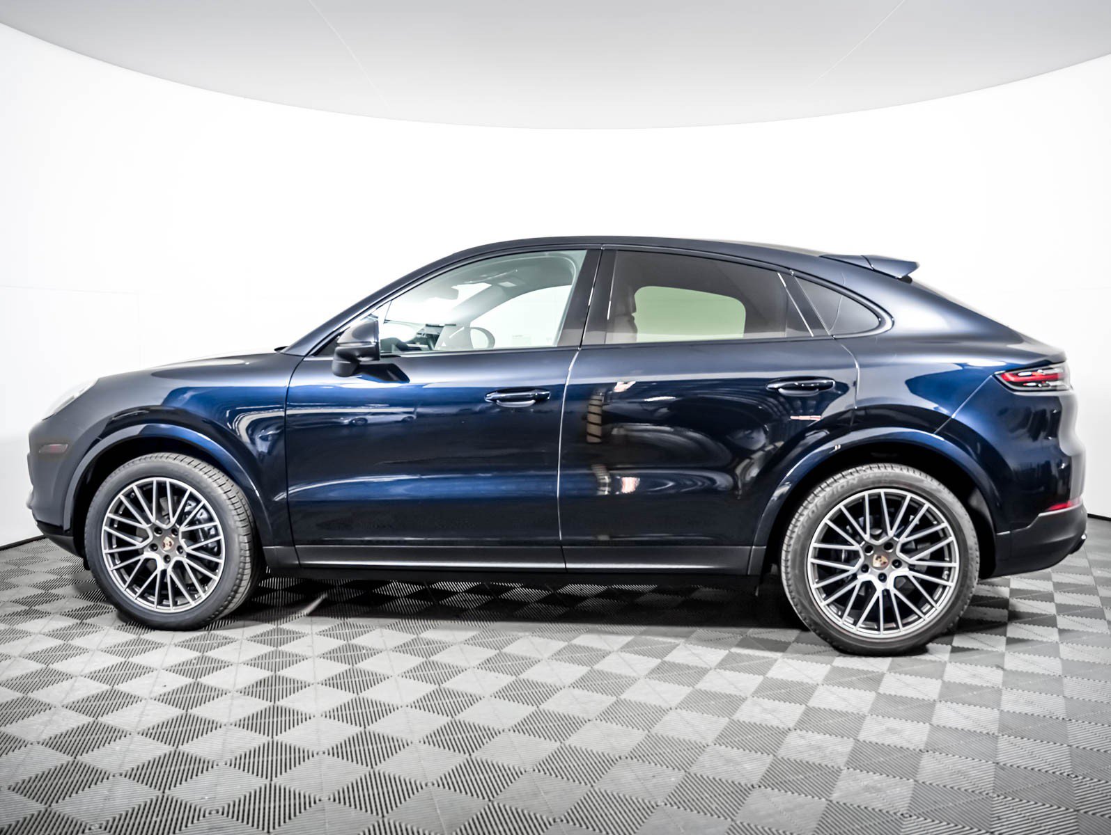 Certified 2023 Porsche Cayenne Platinum Edition AWD/4WD image 2