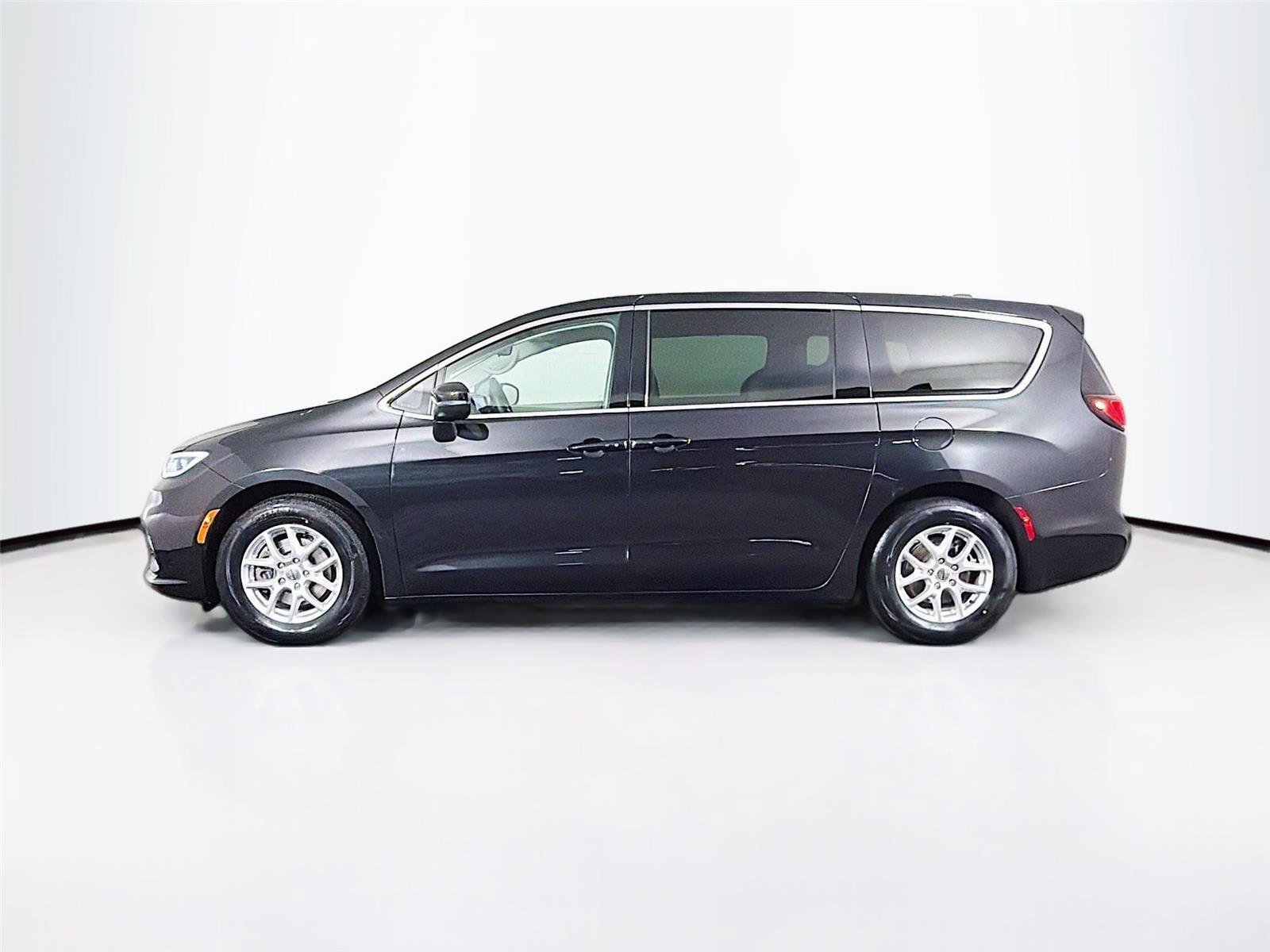 Used 2023 Chrysler Pacifica Touring-L FWD image 4
