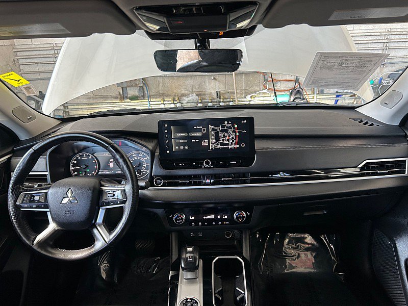 Used 2025 Mitsubishi Outlander SE FWD image 19