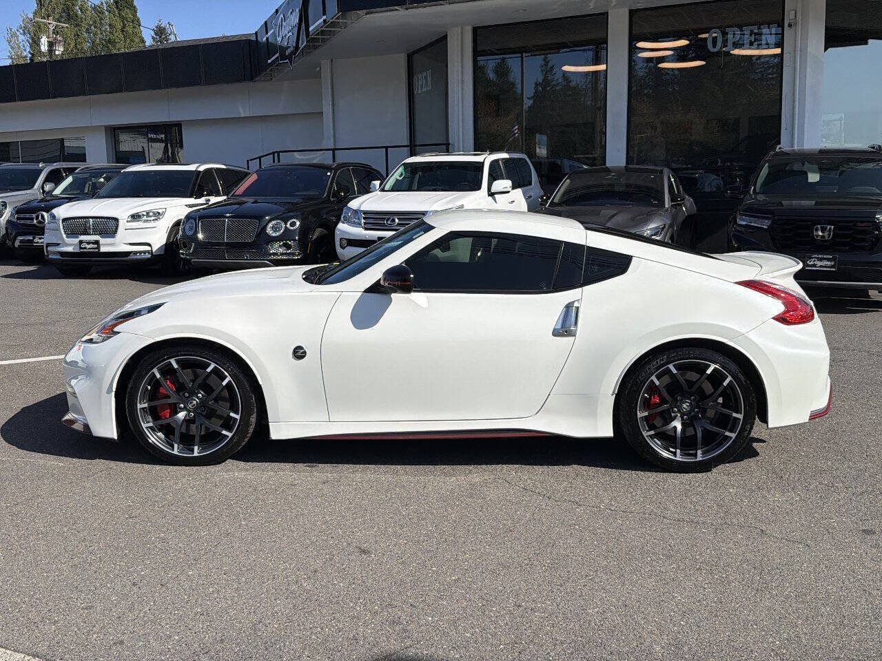 Used 2017 Nissan 370Z NISMO RWD image 3
