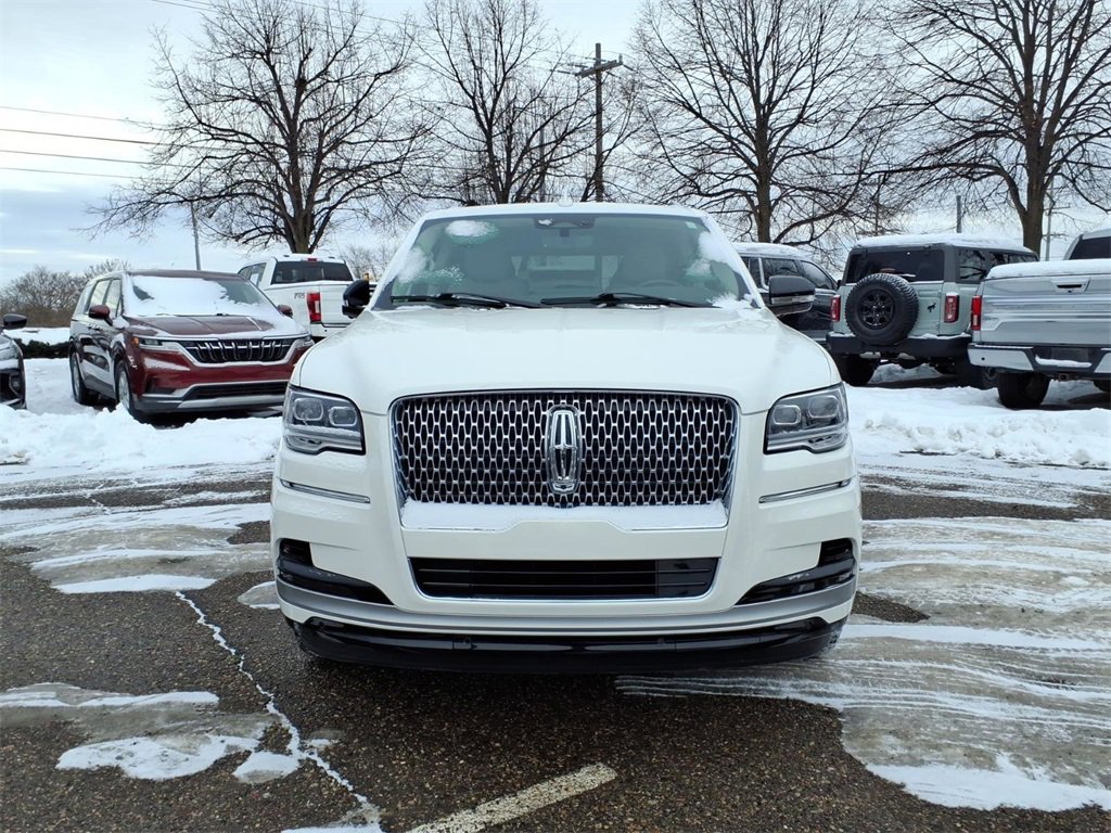 Used 2024 Lincoln Navigator Premiere image 2
