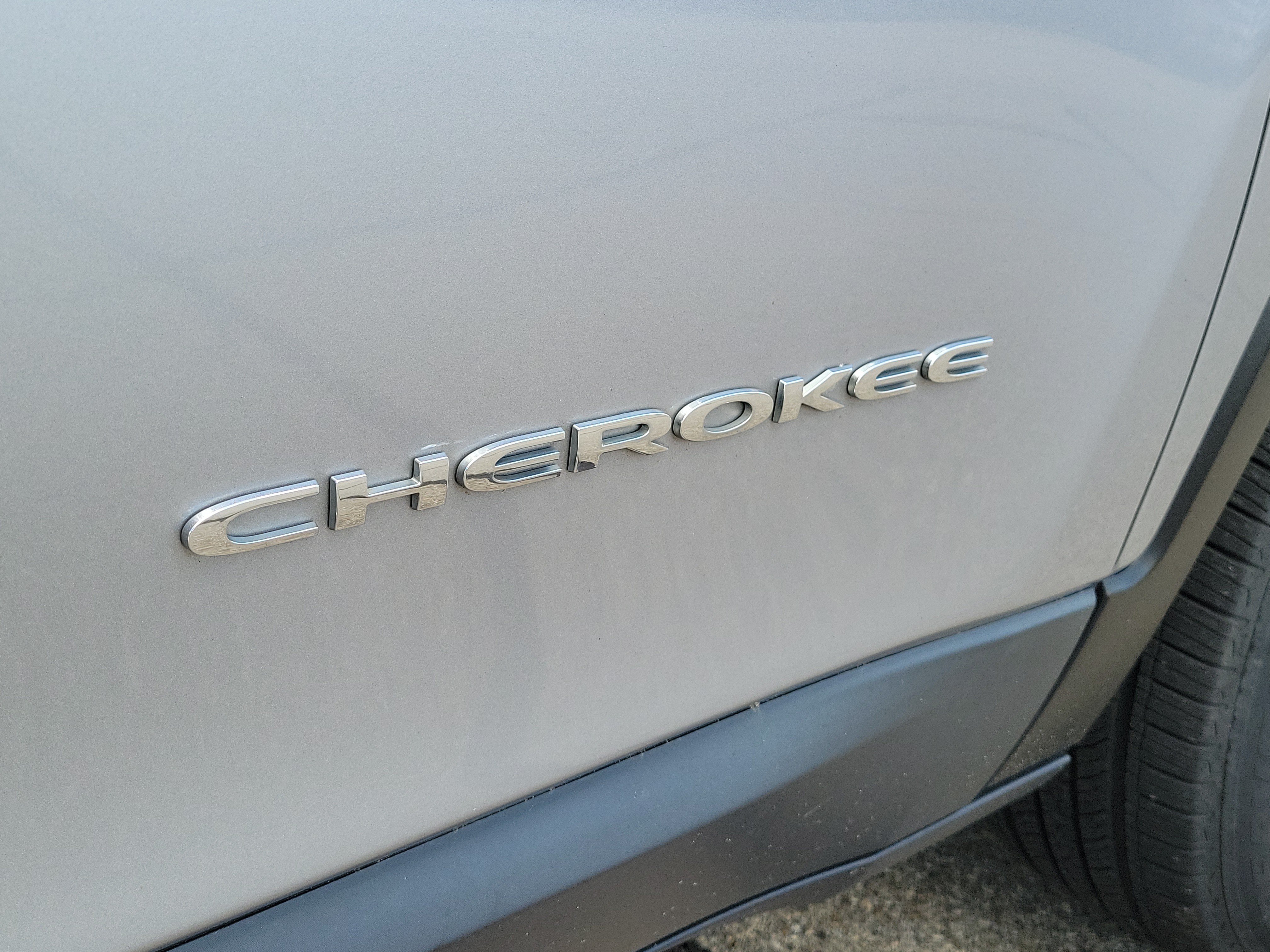 Used 2018 Jeep Cherokee Latitude Plus w/ Cold Weather Group AWD/4WD image 7