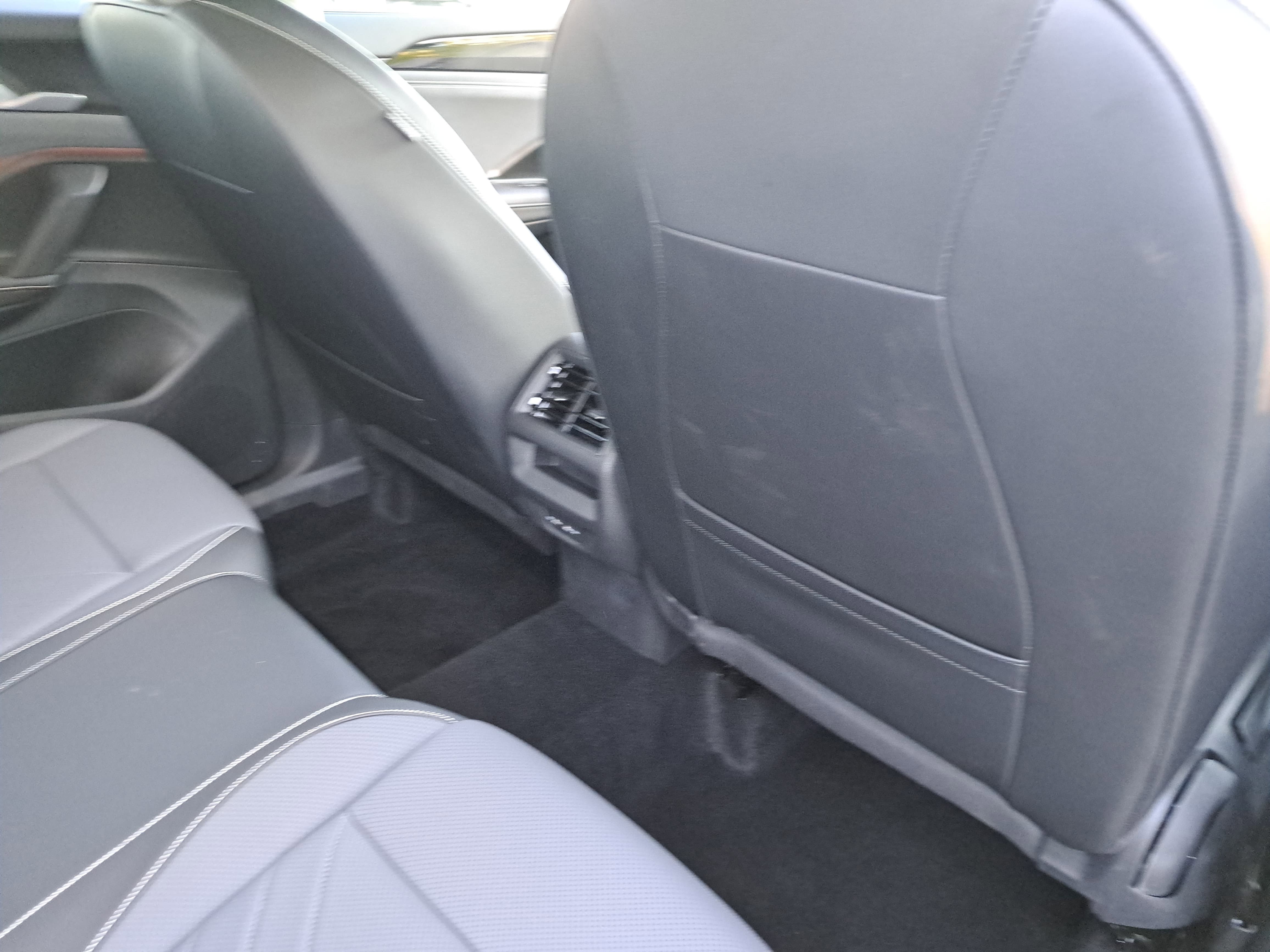 Used 2025 Volkswagen Tiguan SE AWD/4WD image 11