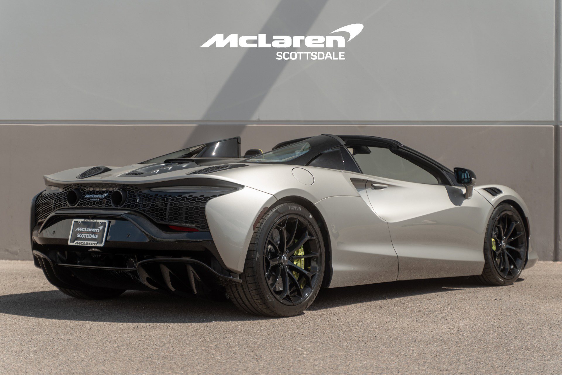 Used 2025 McLaren Artura Spider image 6