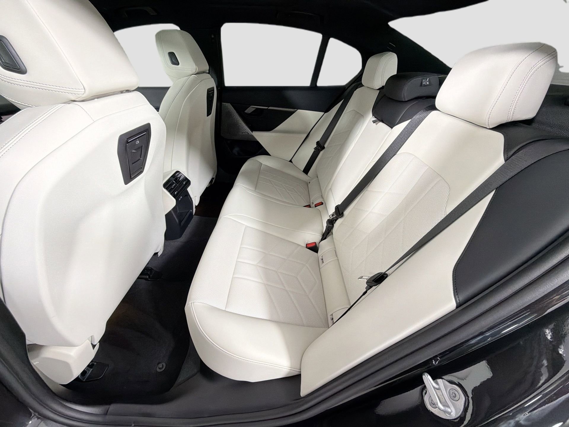 New 2026 BMW 550e xDrive w/ Premium Package image 26