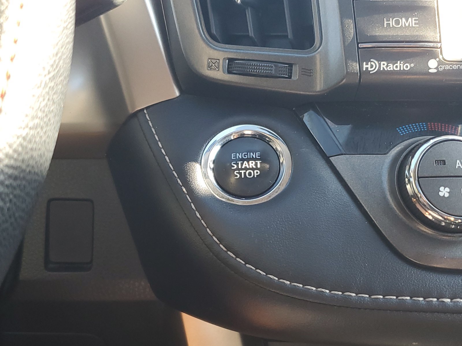 Used 2014 Toyota RAV4 Limited w/ Technology Package AWD/4WD image 32