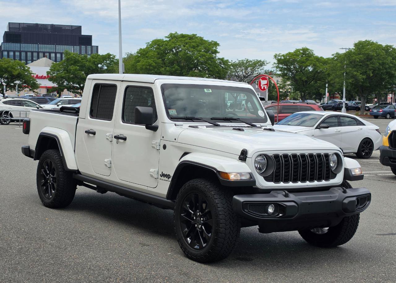 Used 2025 Jeep Gladiator Sport AWD/4WD image 3
