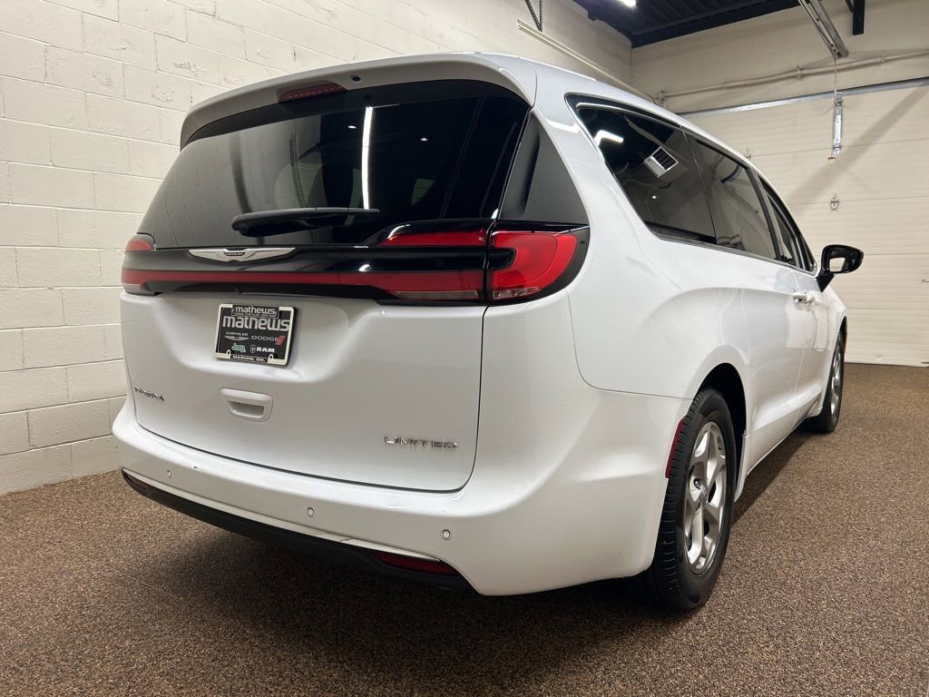 Used 2024 Chrysler Pacifica Limited w/ Uconnect Theater Family Group FWD image 2