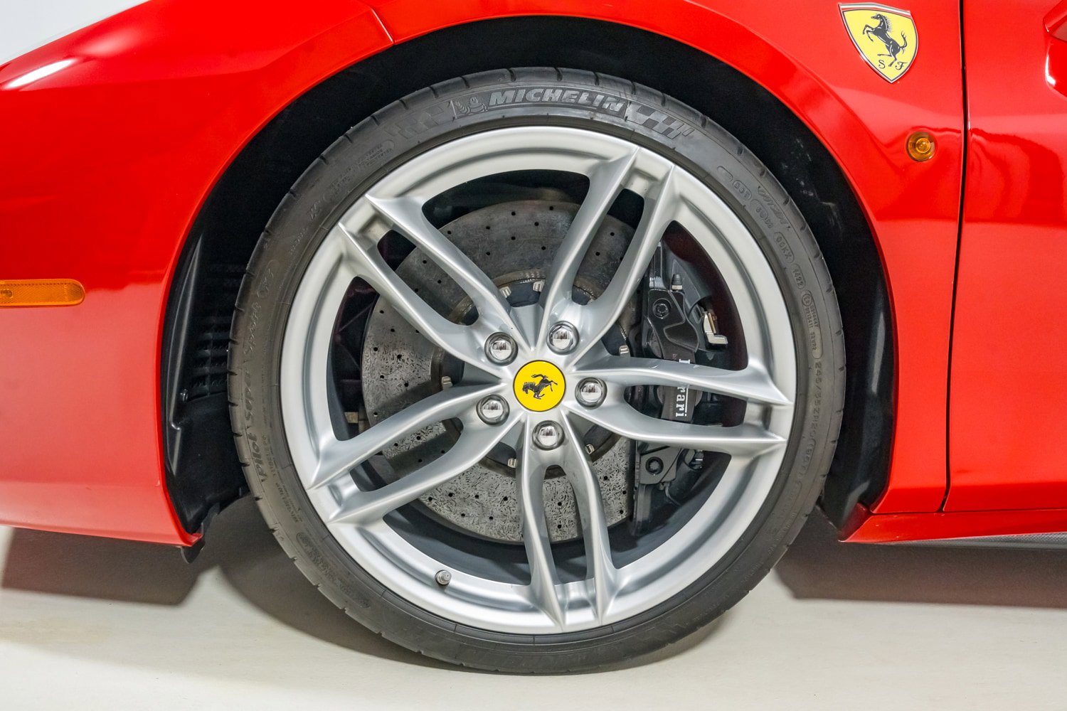 Used 2018 Ferrari 488 GTB RWD image 12