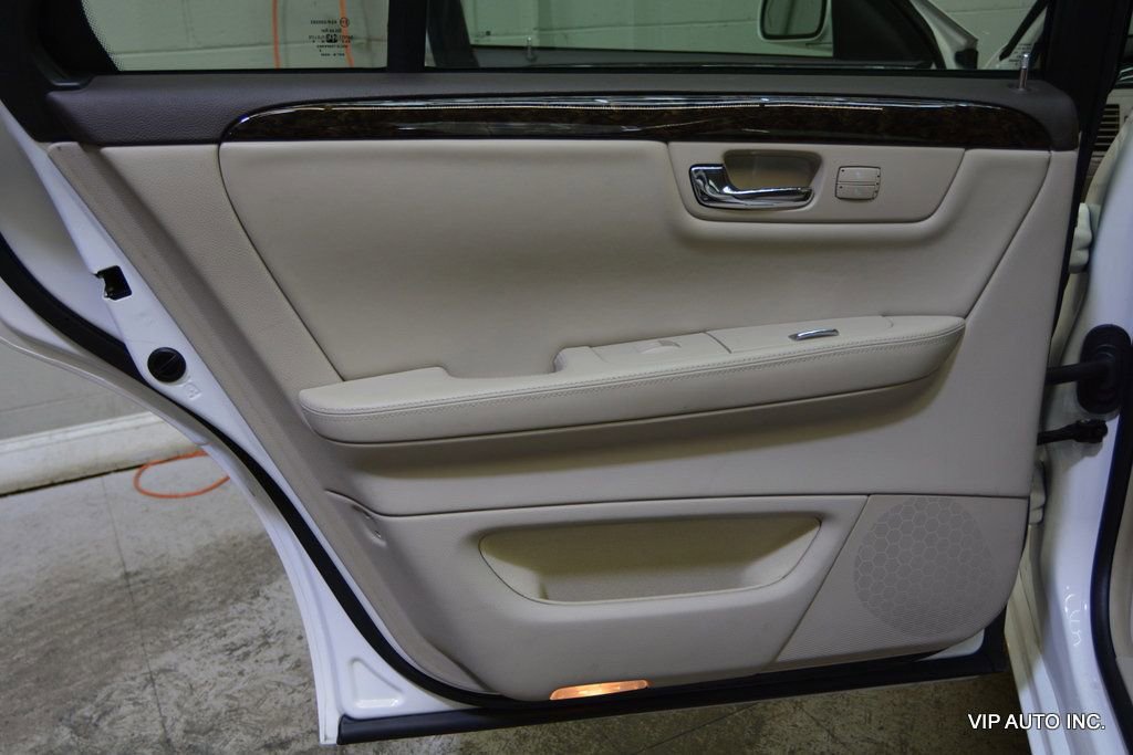 Used 2009 Cadillac DTS w/ Trunk Convenience Package FWD image 9