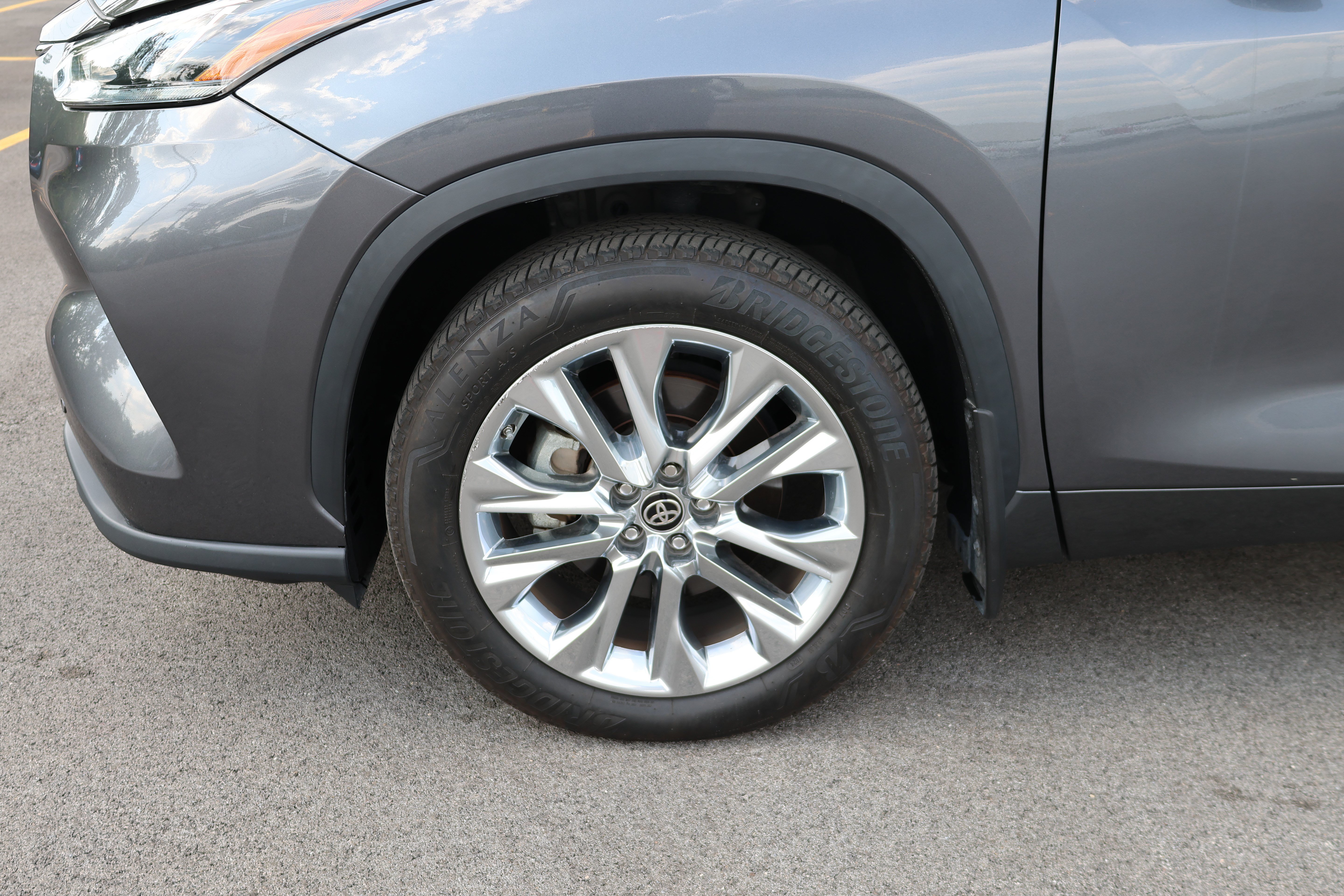 Certified 2024 Toyota Highlander Limited AWD/4WD image 10