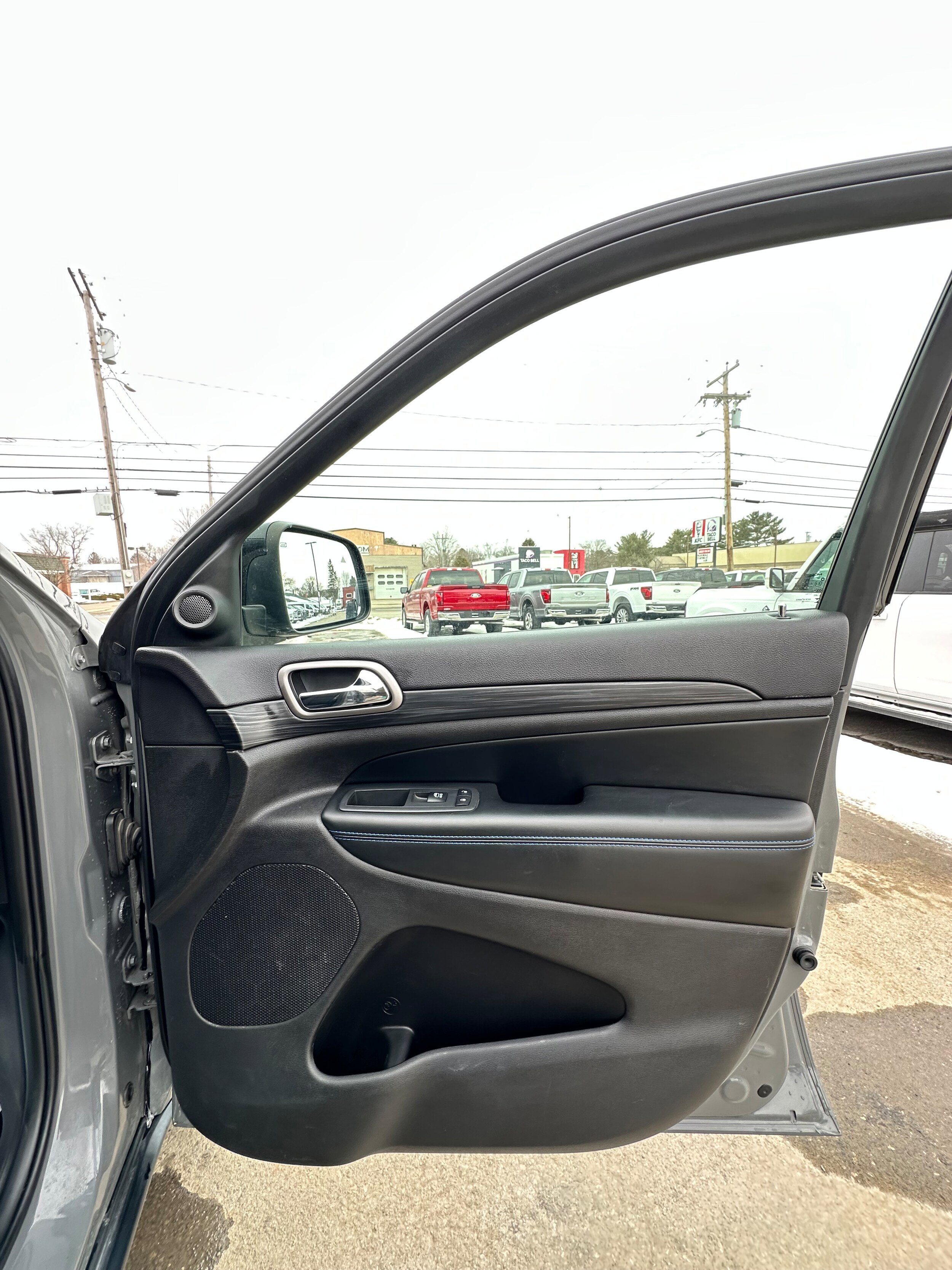 Used 2019 Jeep Grand Cherokee Laredo AWD/4WD image 24