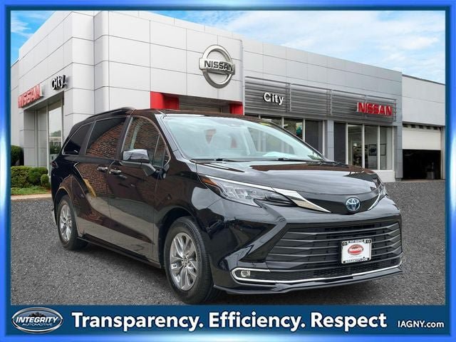 Used 2024 Toyota Sienna XLE FWD image 1