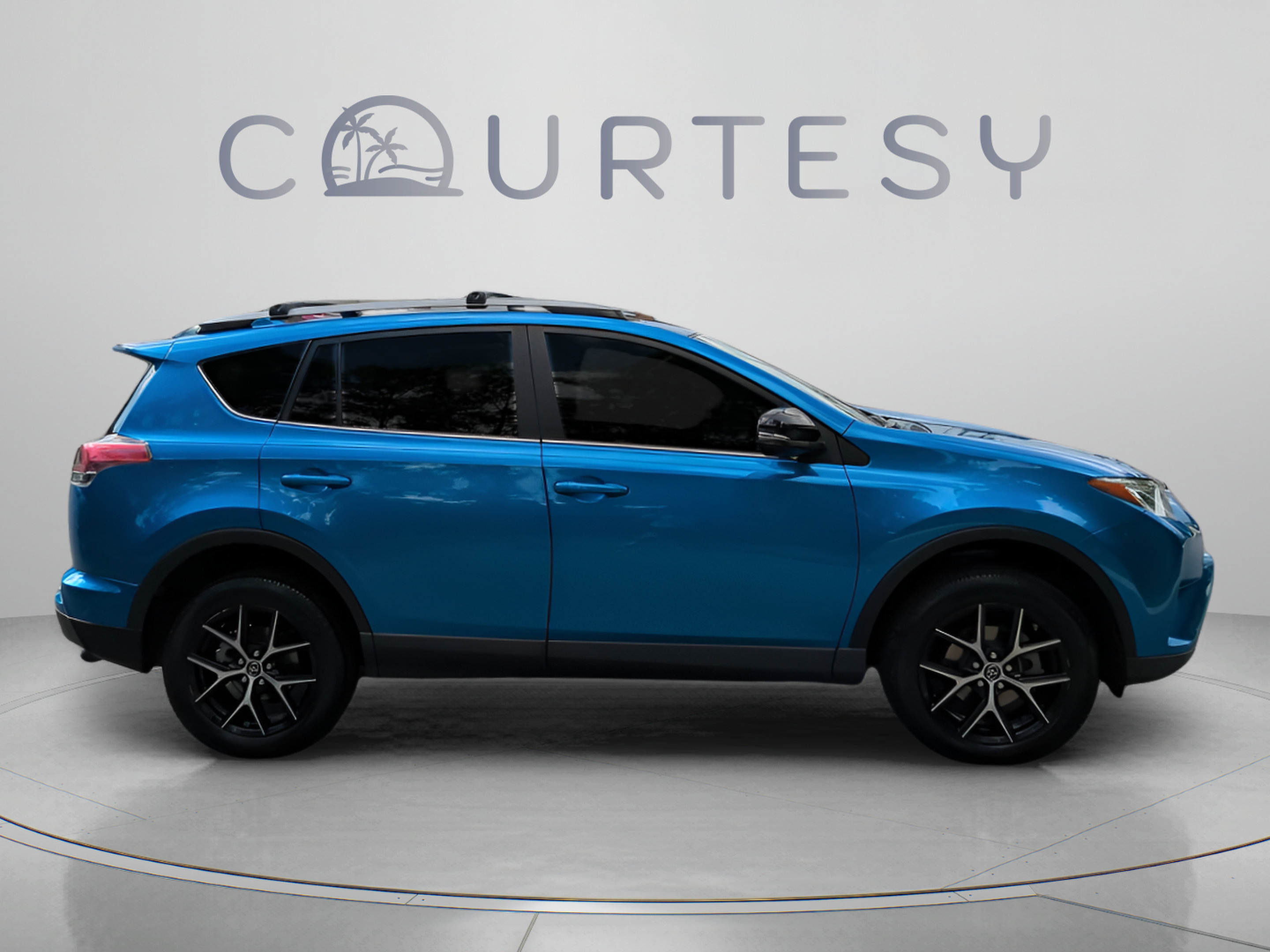 Used 2018 Toyota RAV4 SE w/ Cargo Management Package FWD image 8
