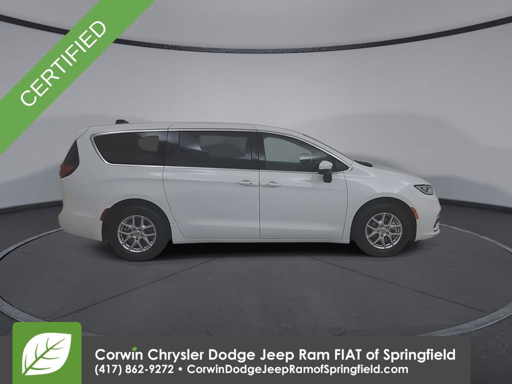 Certified 2023 Chrysler Pacifica Touring-L image 17