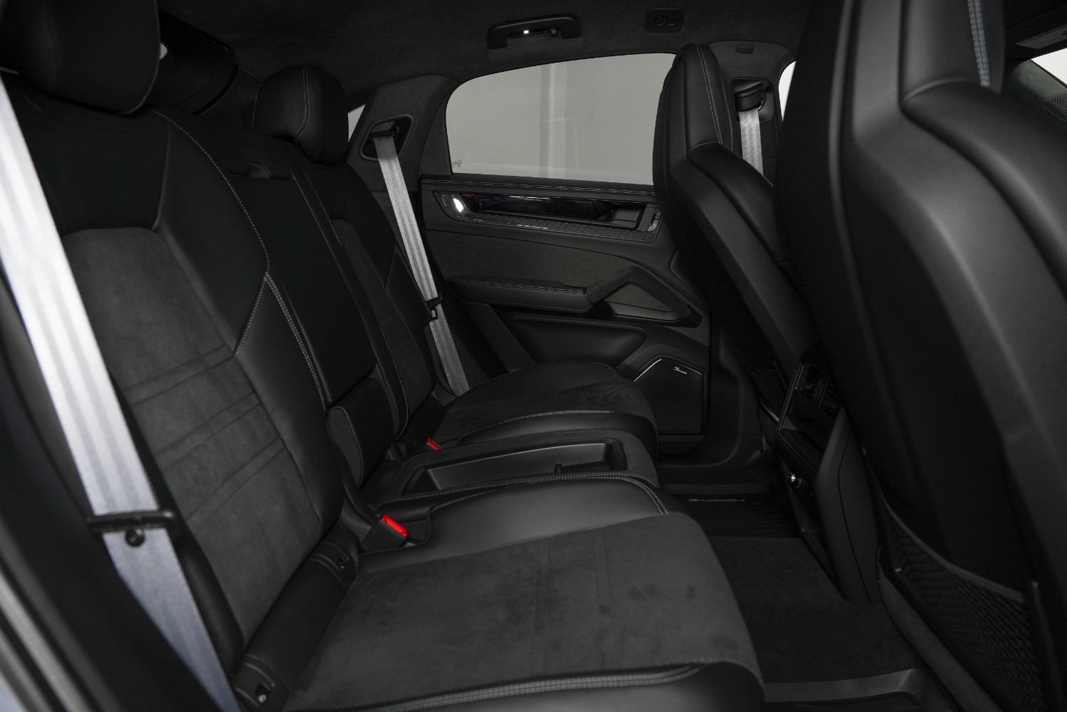 Used 2025 Porsche Cayenne Turbo GT AWD/4WD image 38