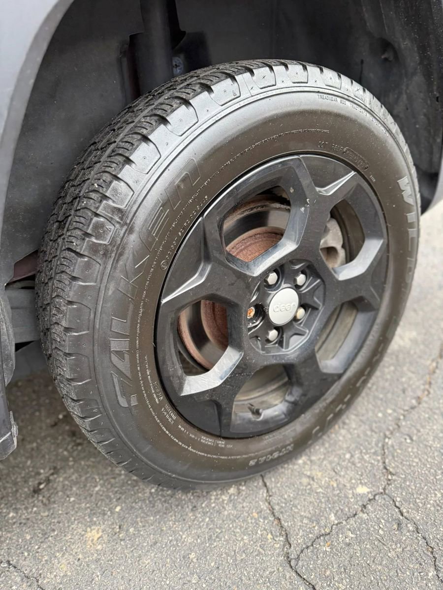 Used 2015 Jeep Cherokee Latitude w/ Comfort/Convenience Group image 11