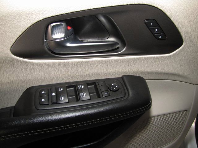 Used 2023 Chrysler Pacifica Touring-L image 11