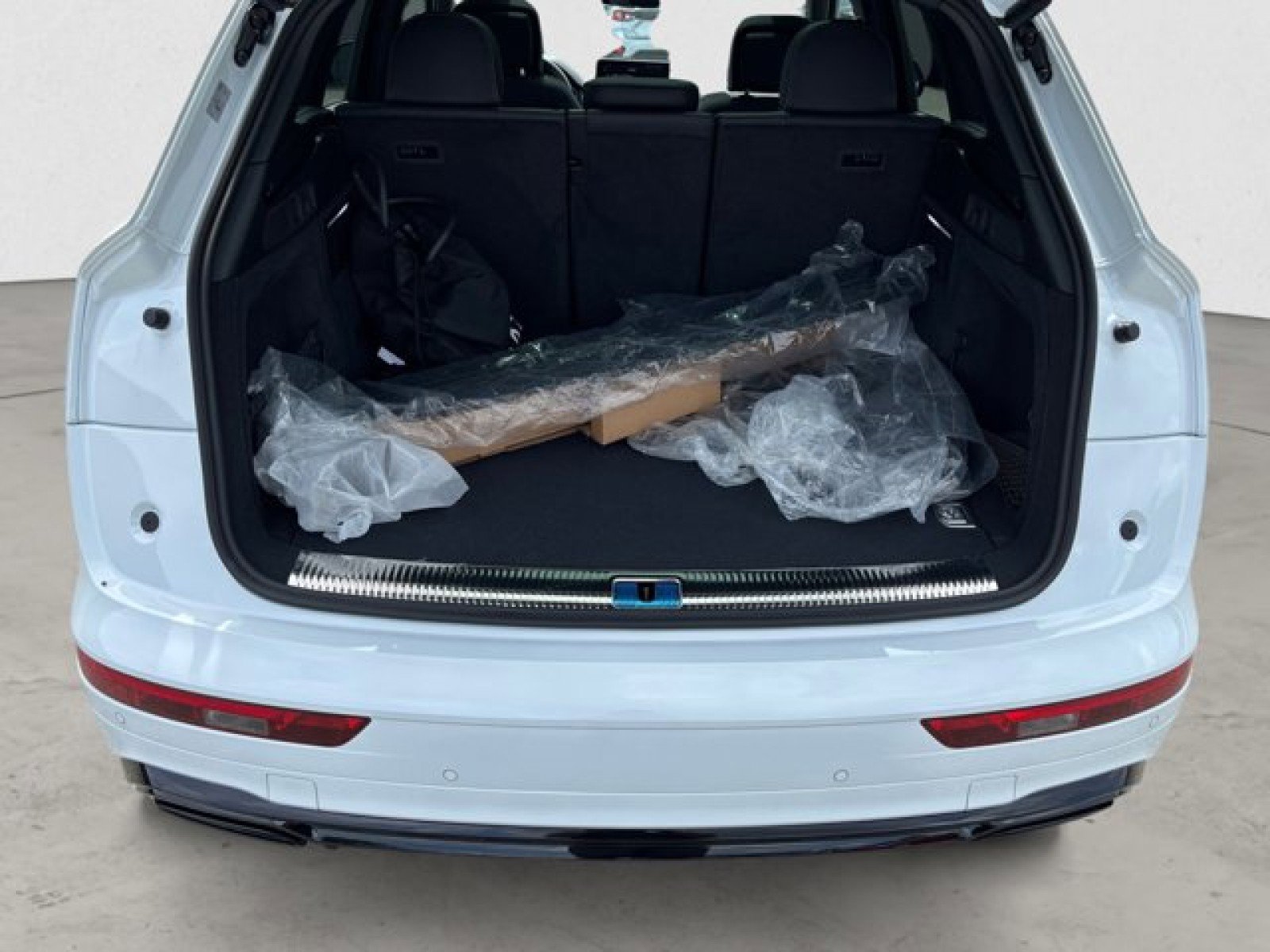 Used 2024 Audi Q5 e Premium Plus w/ Premium Plus Package image 19
