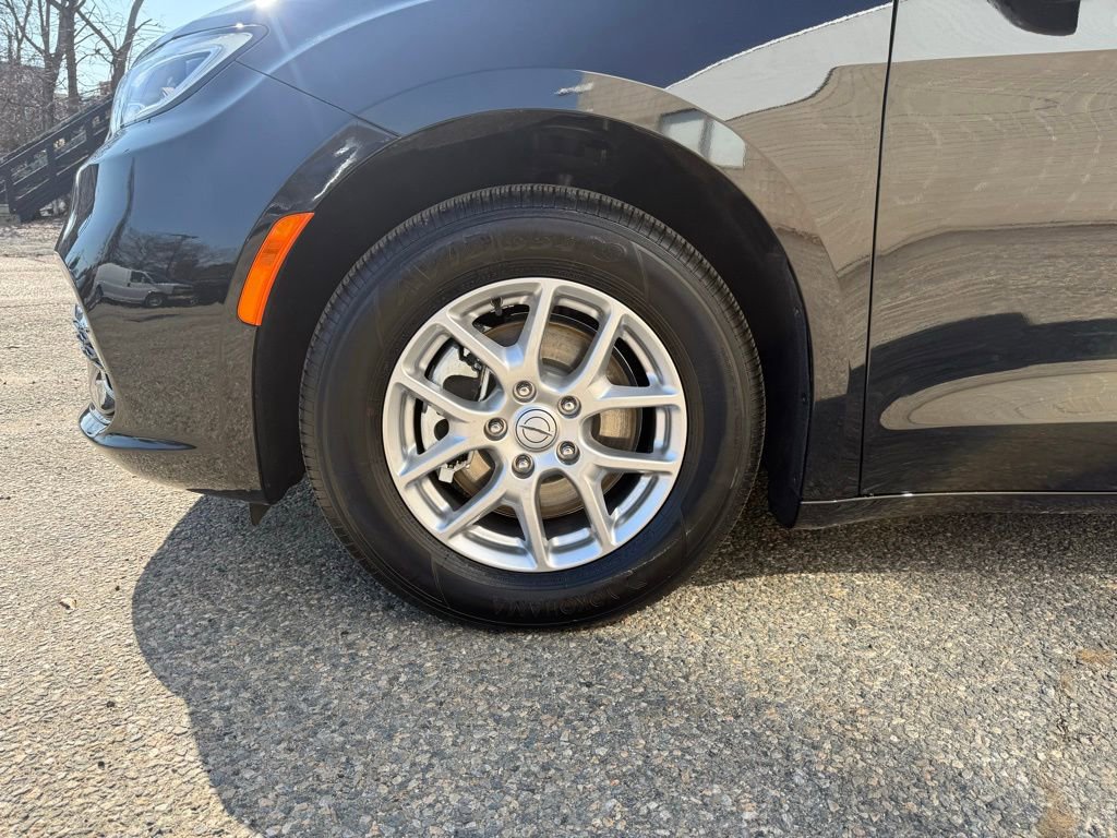 Used 2026 Chrysler Pacifica Select image 10