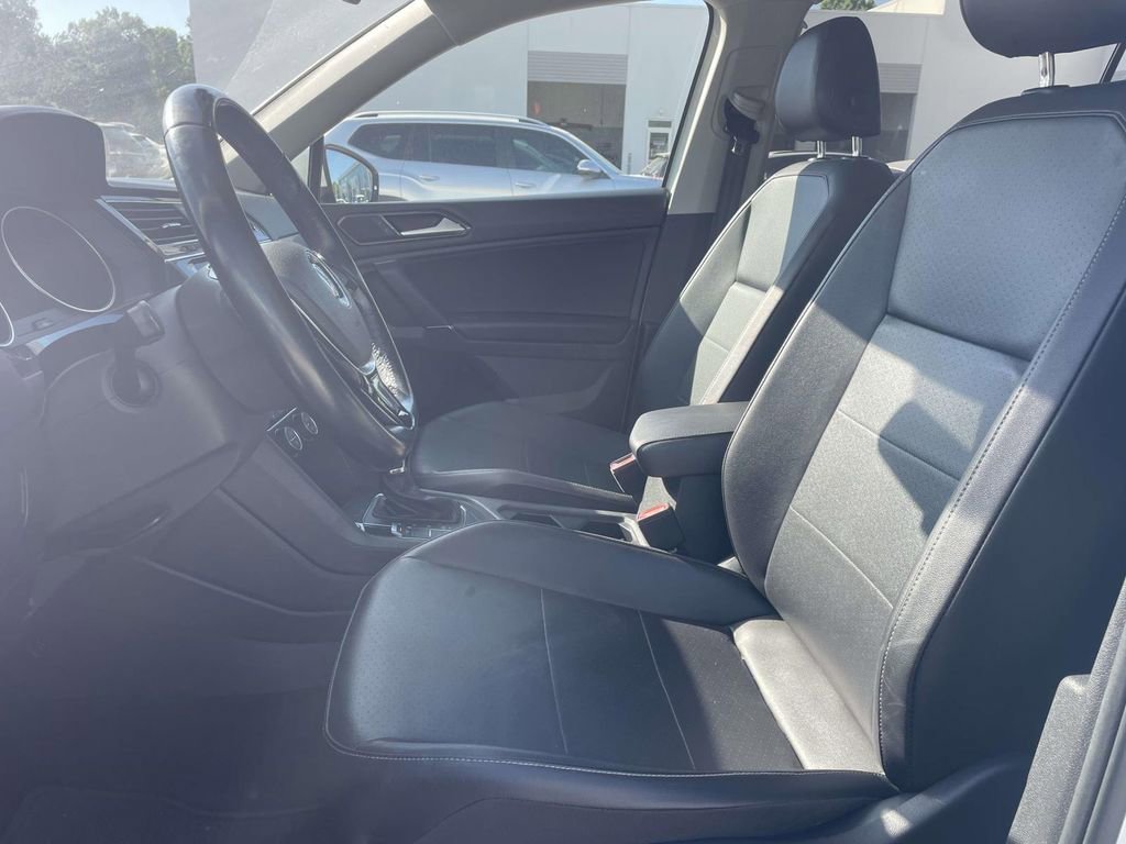 Used 2018 Volkswagen Tiguan SE w/ Panoramic Sunroof Package image 11