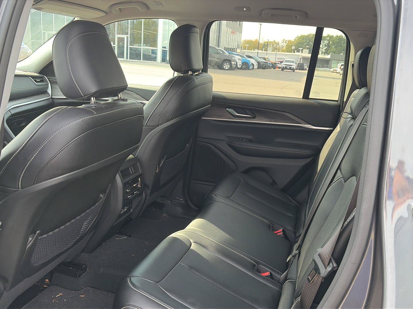 Used 2023 Jeep Grand Cherokee Limited AWD/4WD image 6