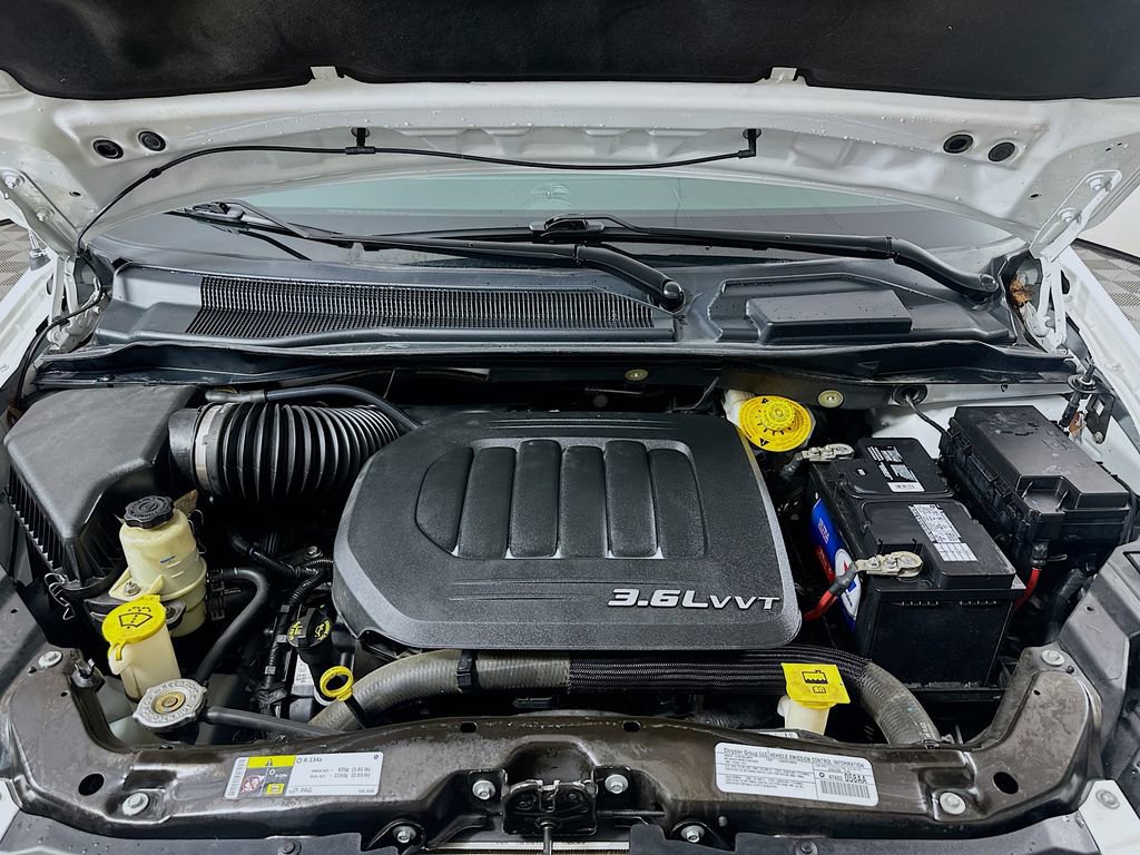 Used 2014 Chrysler Town & Country Limited image 32