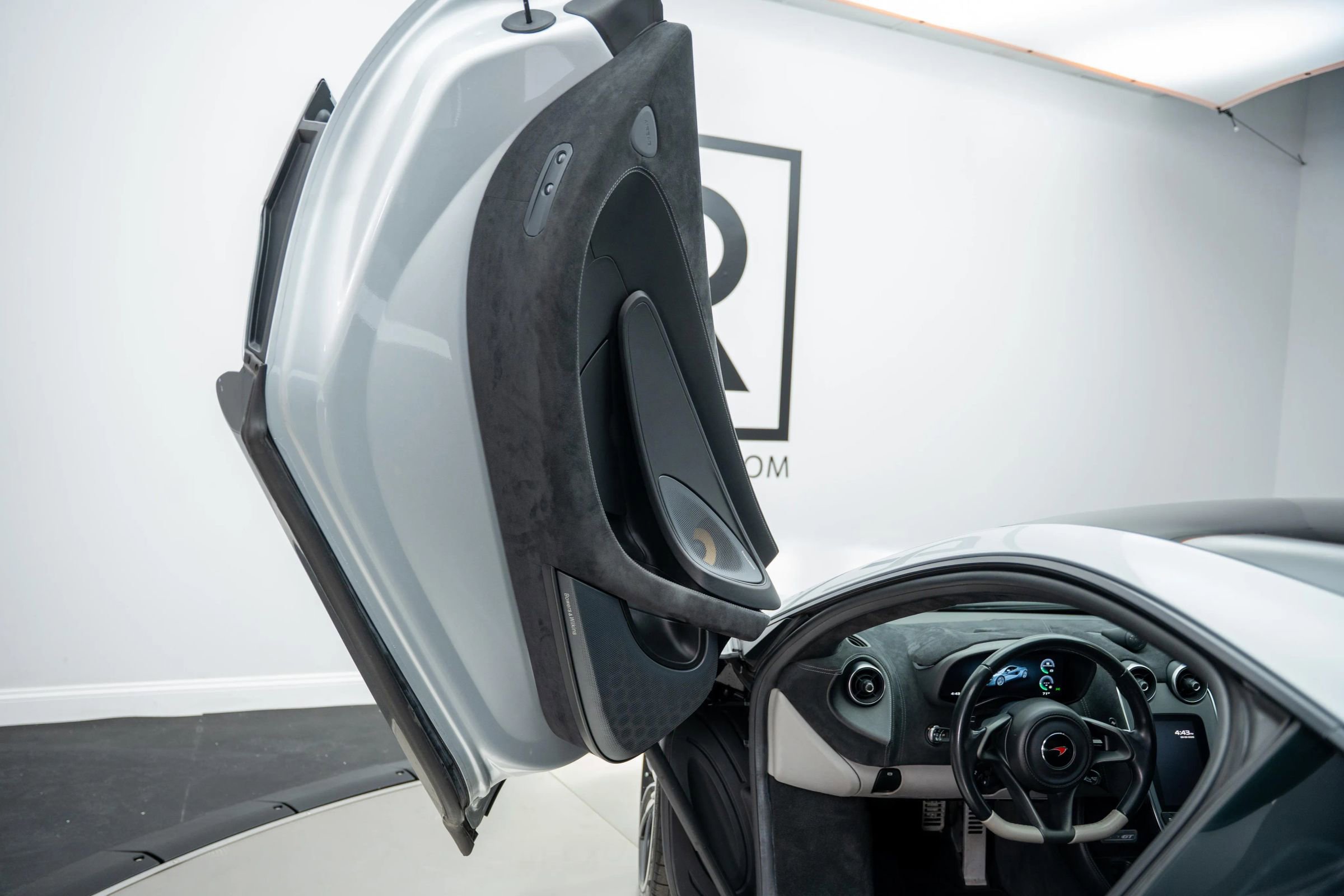 Used 2017 McLaren 570S image 26