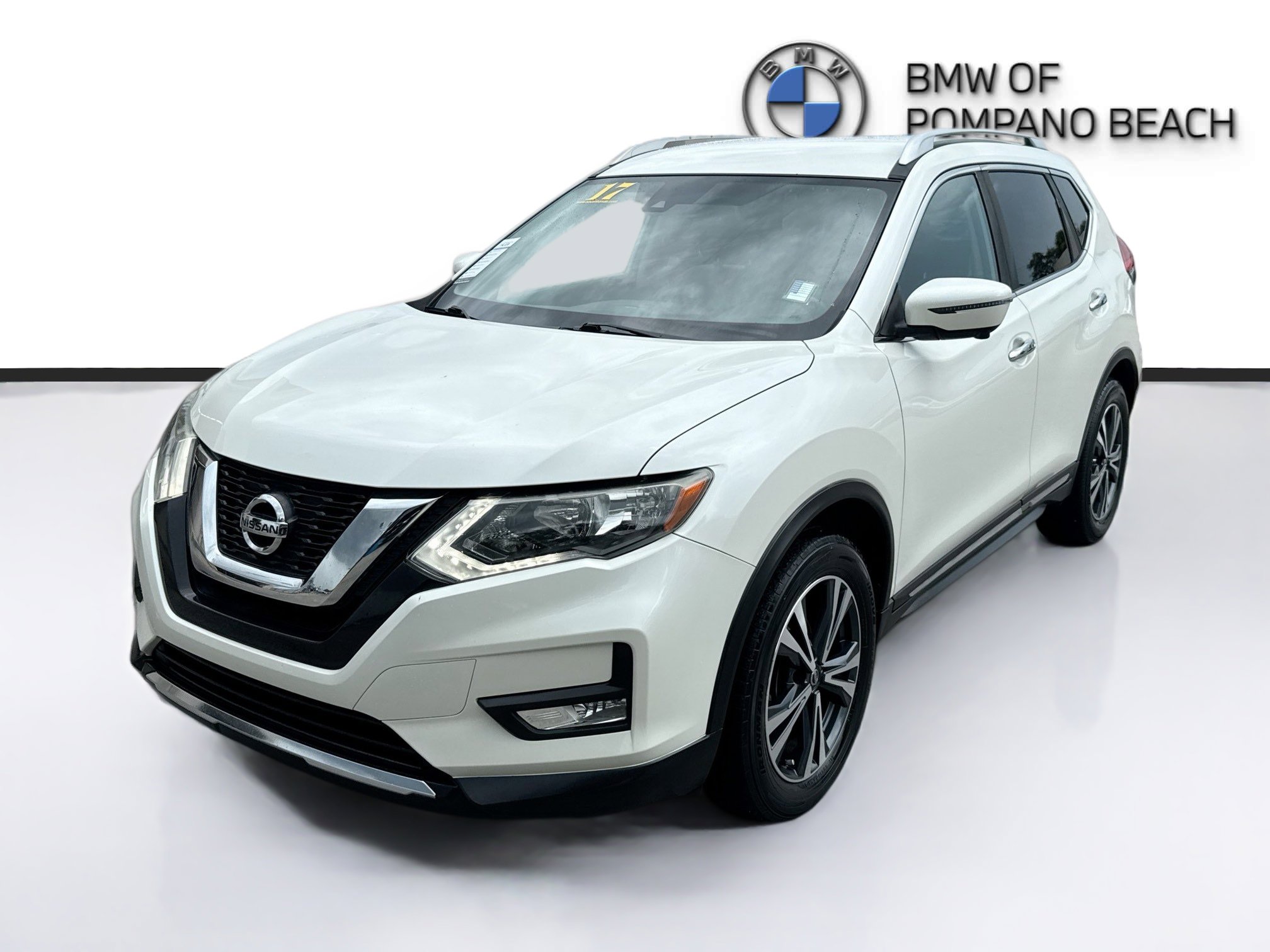 Used 2017 Nissan Rogue SL image 3