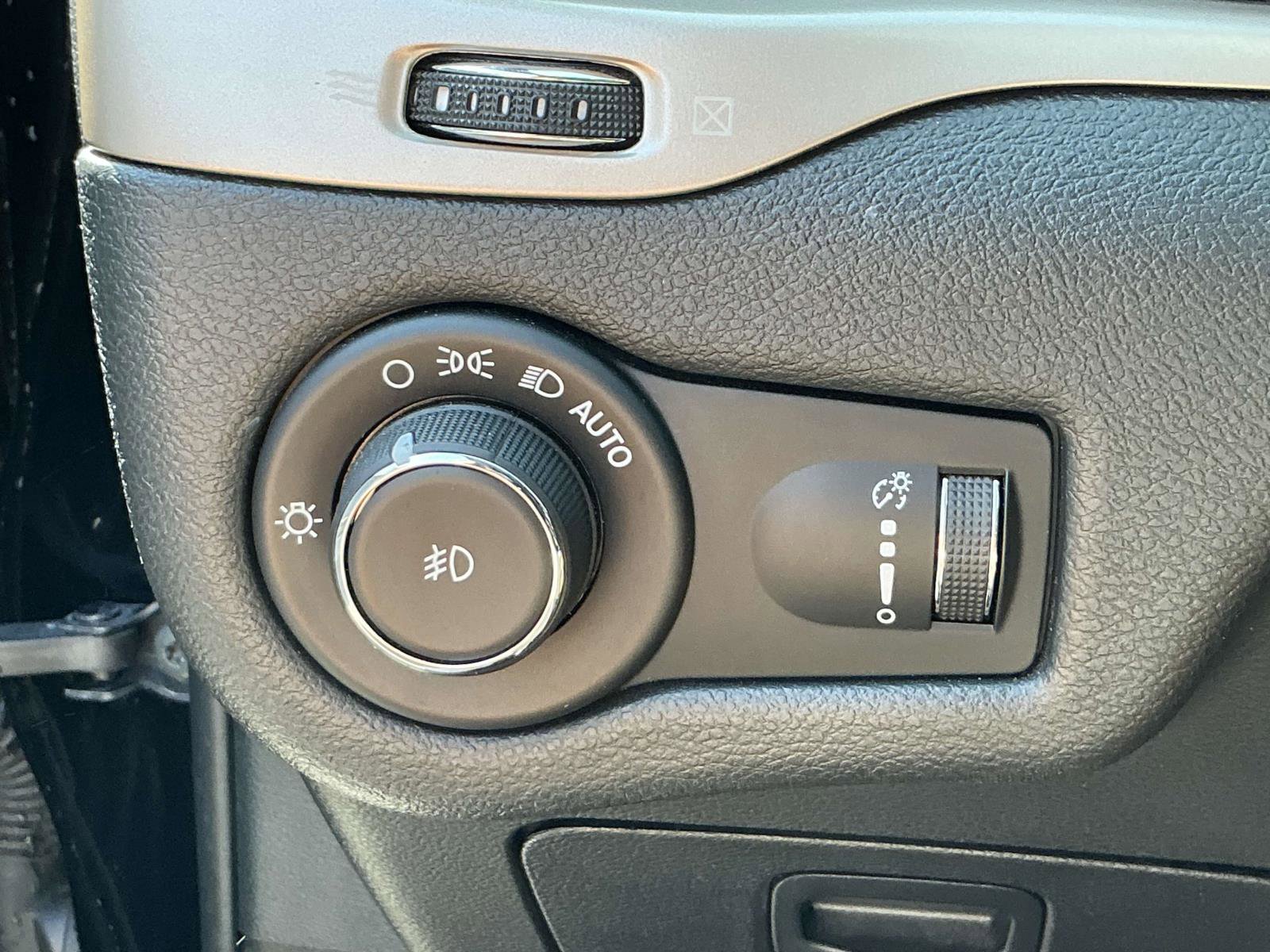 Used 2018 Jeep Cherokee Latitude image 13