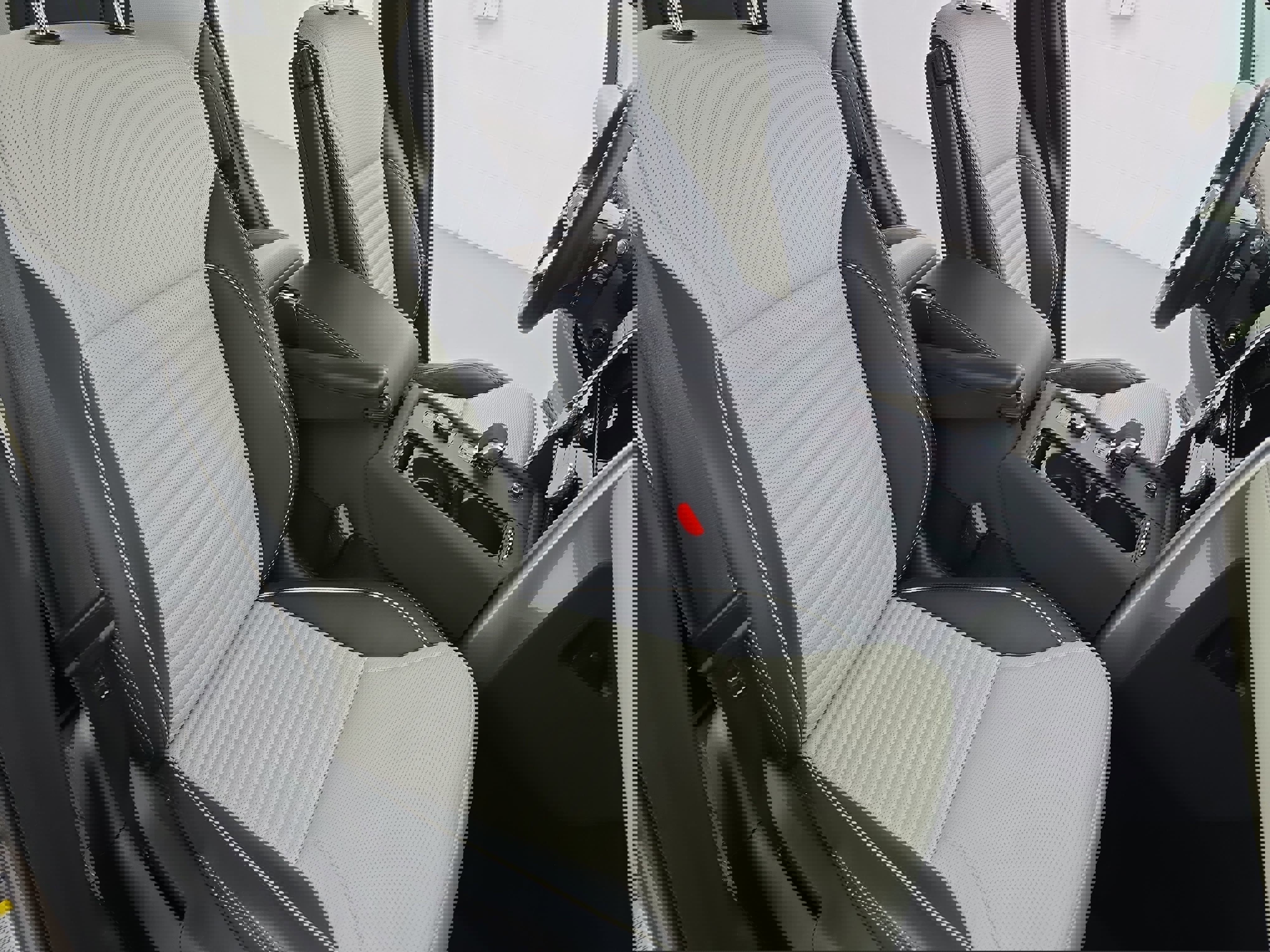 Certified 2024 Land Rover Discovery Metropolitan Edition image 10