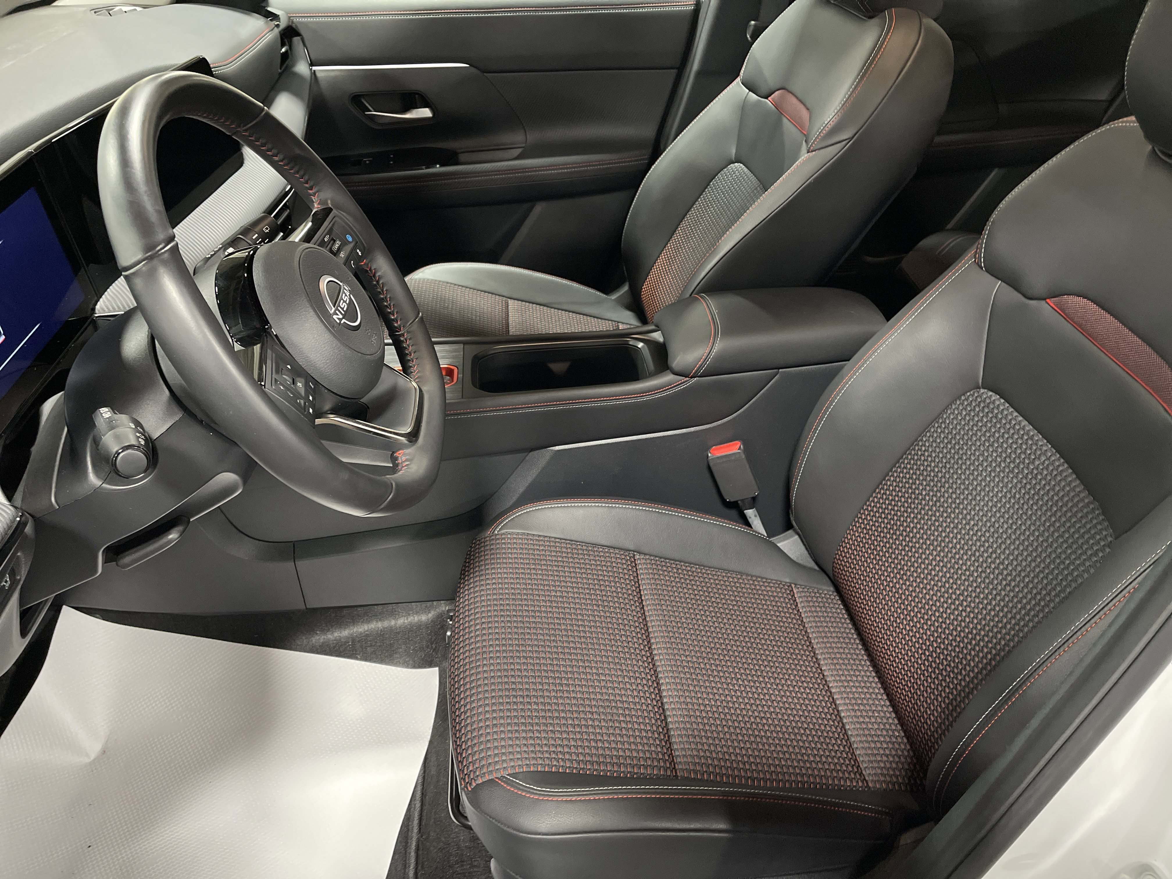 Used 2025 Nissan Kicks SR image 9