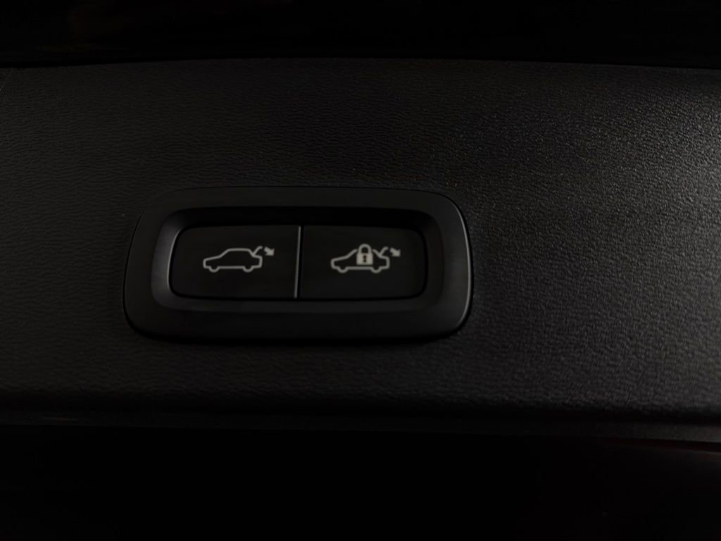 Used 2025 Volvo XC40 B5 Plus image 29