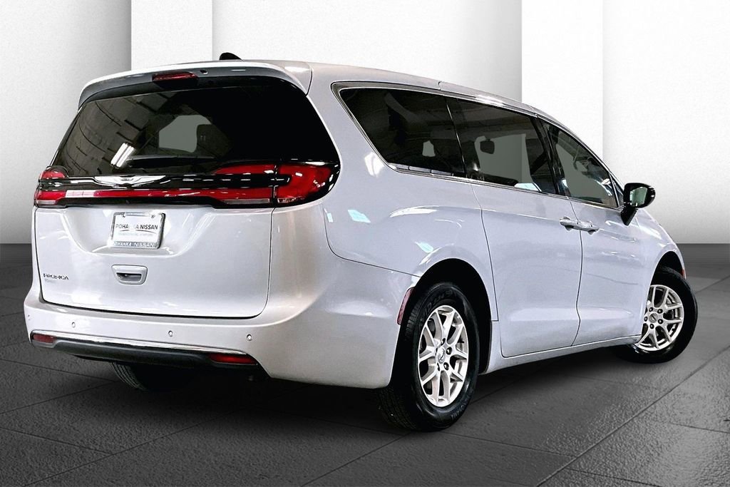 Used 2024 Chrysler Pacifica Touring-L FWD image 13
