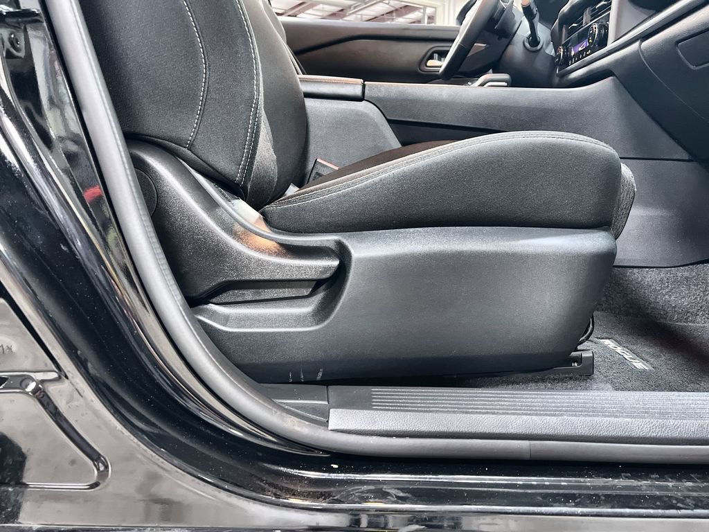Used 2025 Nissan Rogue SV FWD image 30