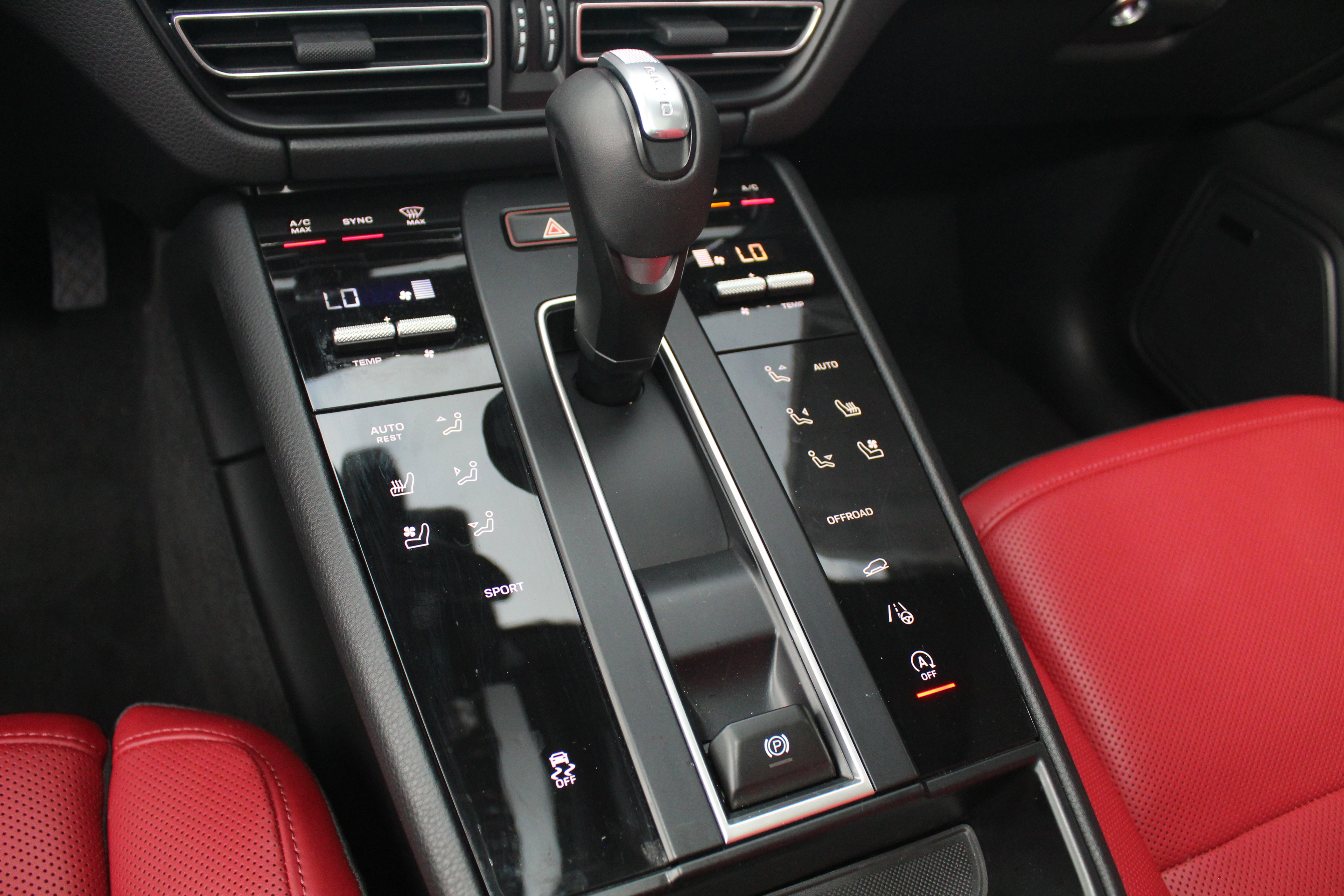 Certified 2025 Porsche Macan image 17
