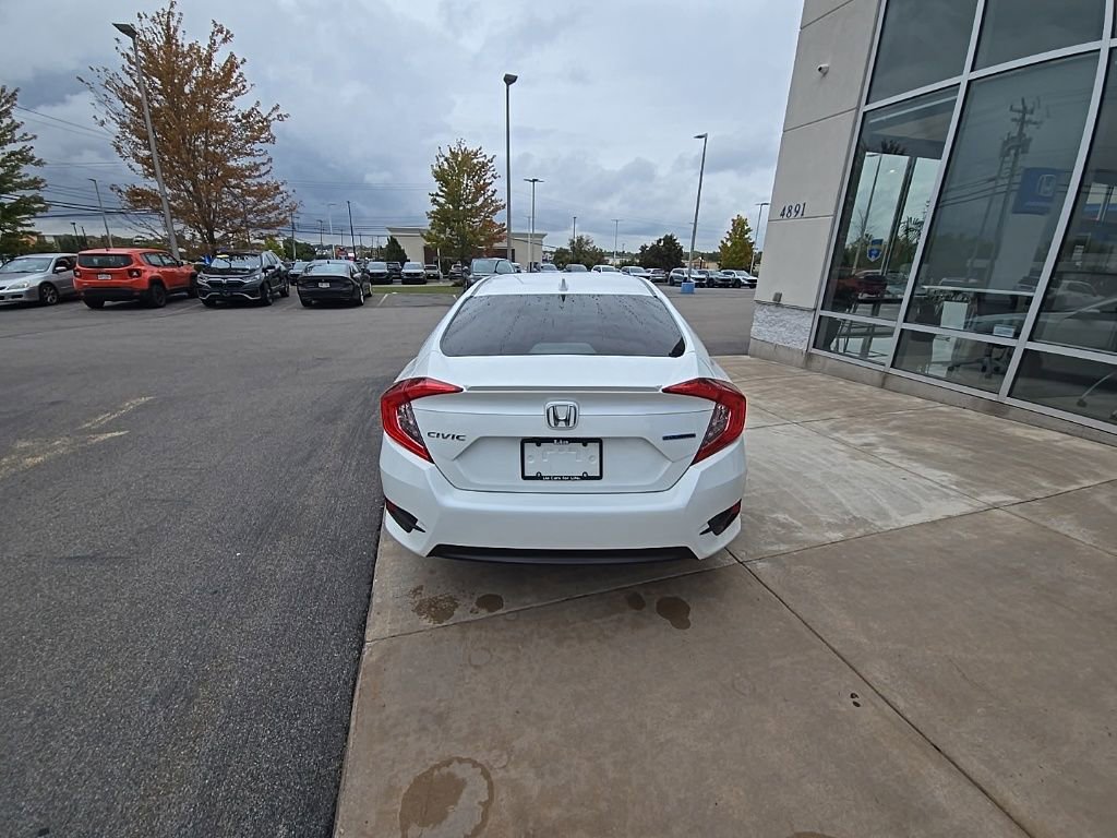 Used 2018 Honda Civic Touring image 4