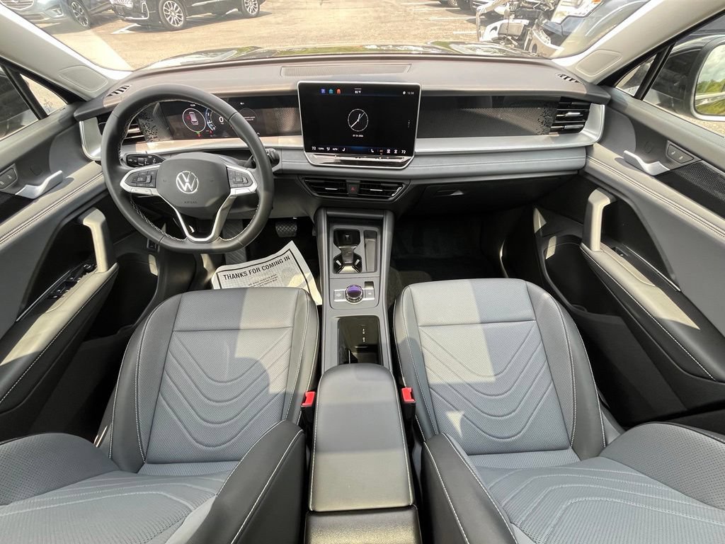 Certified 2025 Volkswagen Tiguan SE w/ Panoramic Sunroof Package AWD/4WD image 14