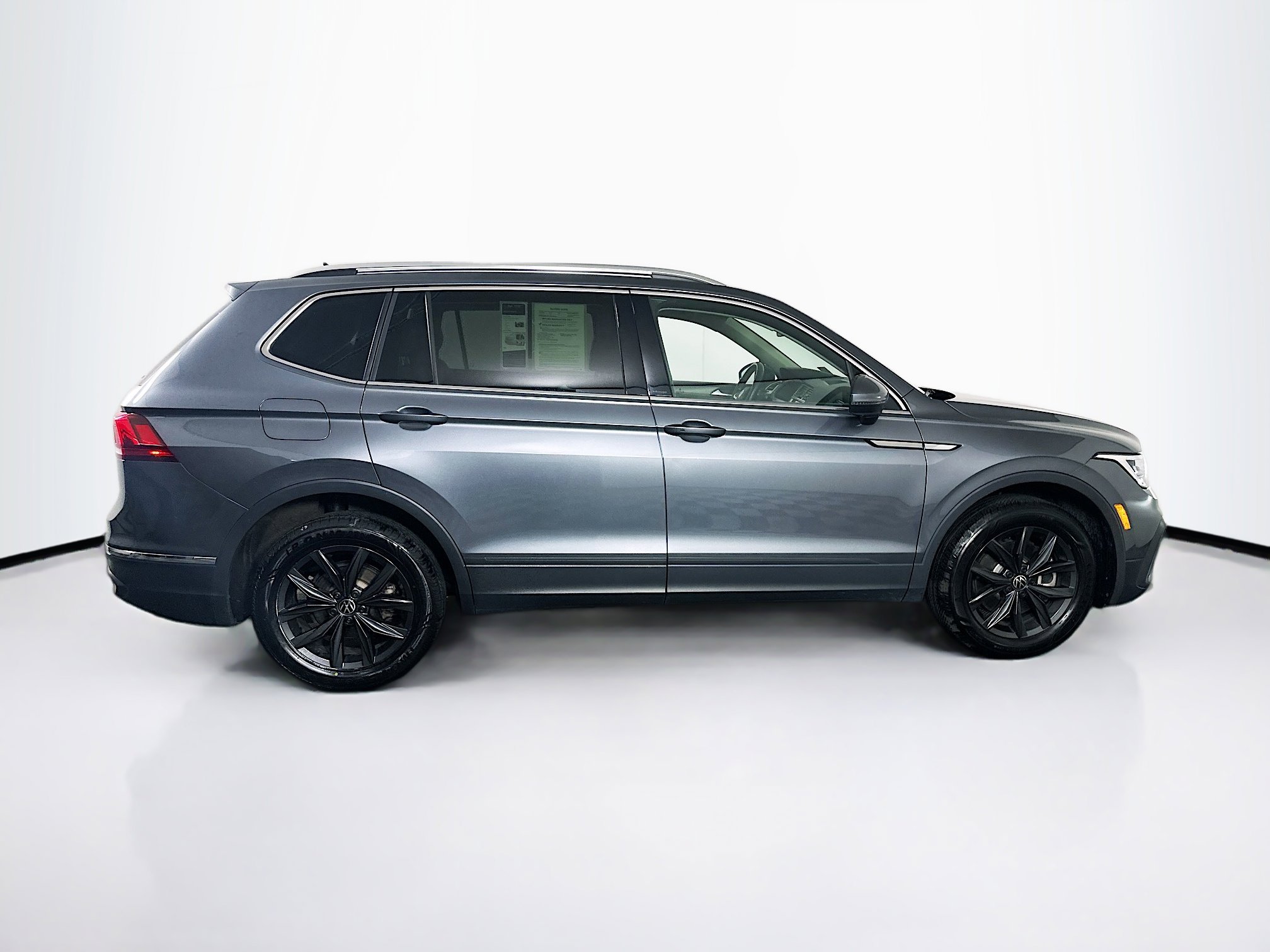 Used 2024 Volkswagen Tiguan SE image 10
