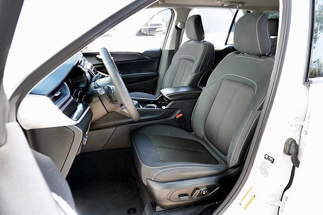 Certified 2023 Jeep Grand Cherokee Laredo RWD image 16